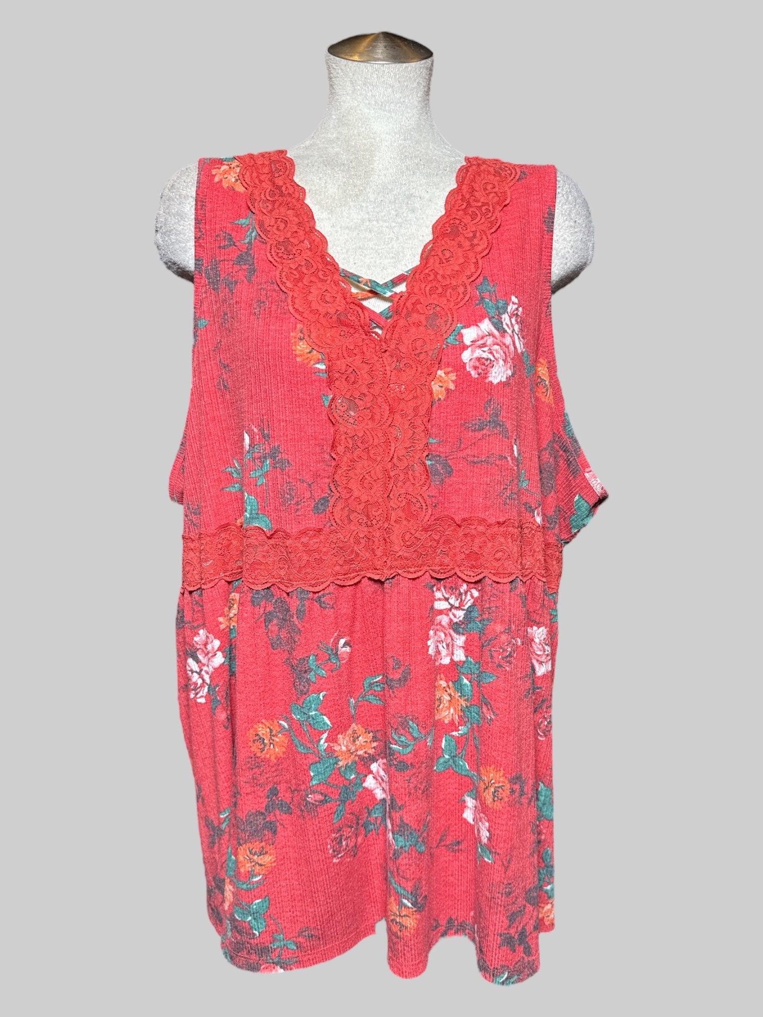6X Torrid ribbed red sleeveless top with multicolor florals and lace