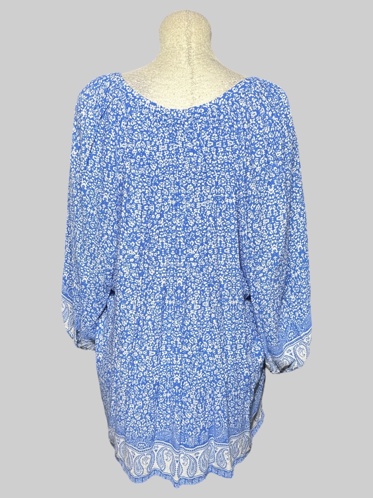 3X blue and white floral blouse with blue and white paisley patterns