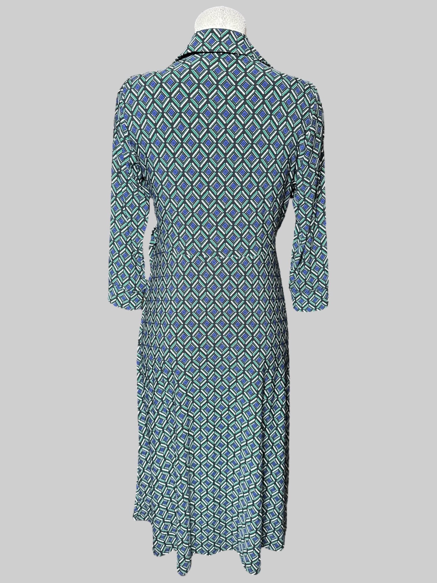 L black multicolor half sleeve dress with collar, and faux wrap design with tie