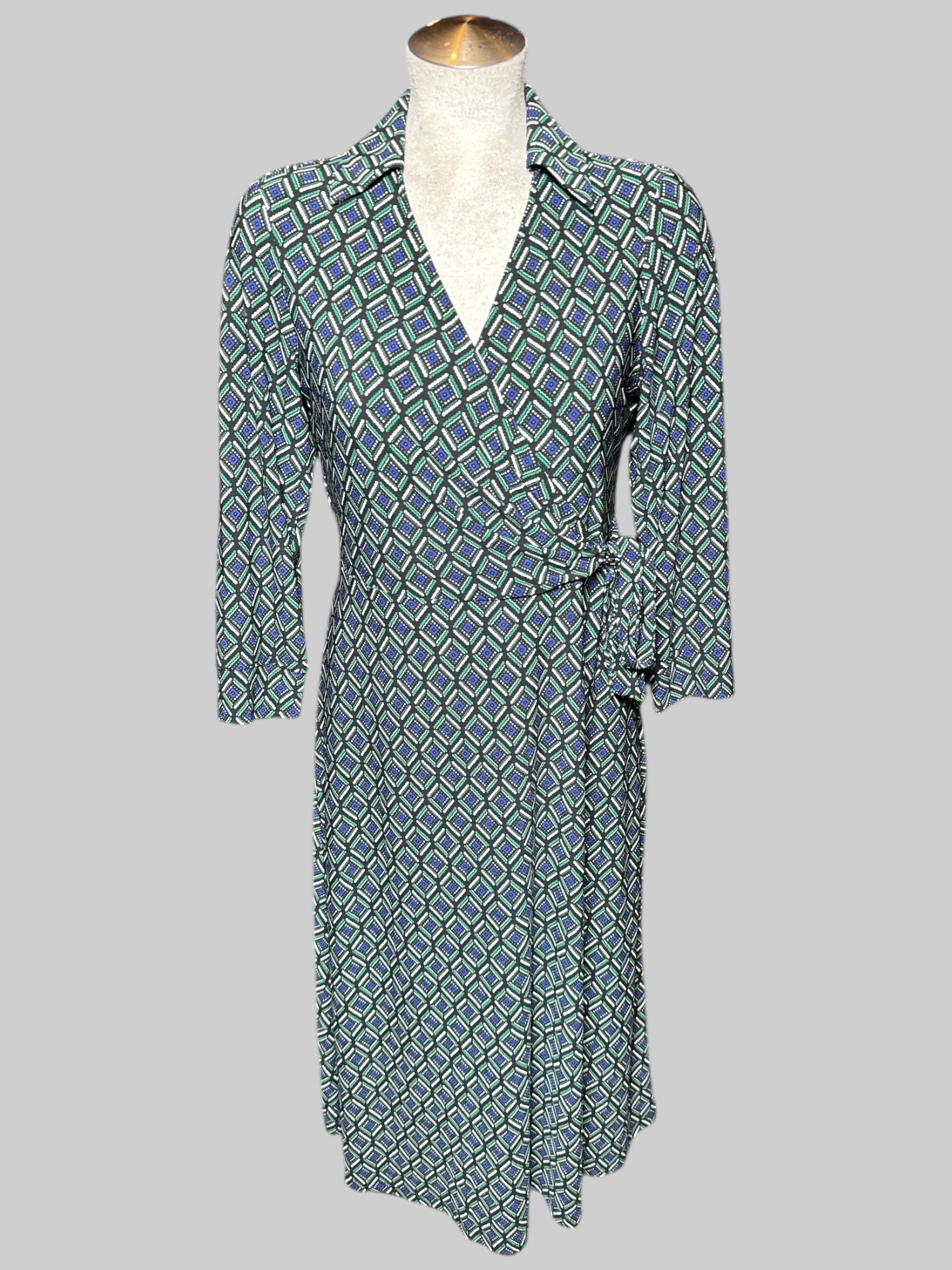 L black multicolor half sleeve dress with collar, and faux wrap design with tie