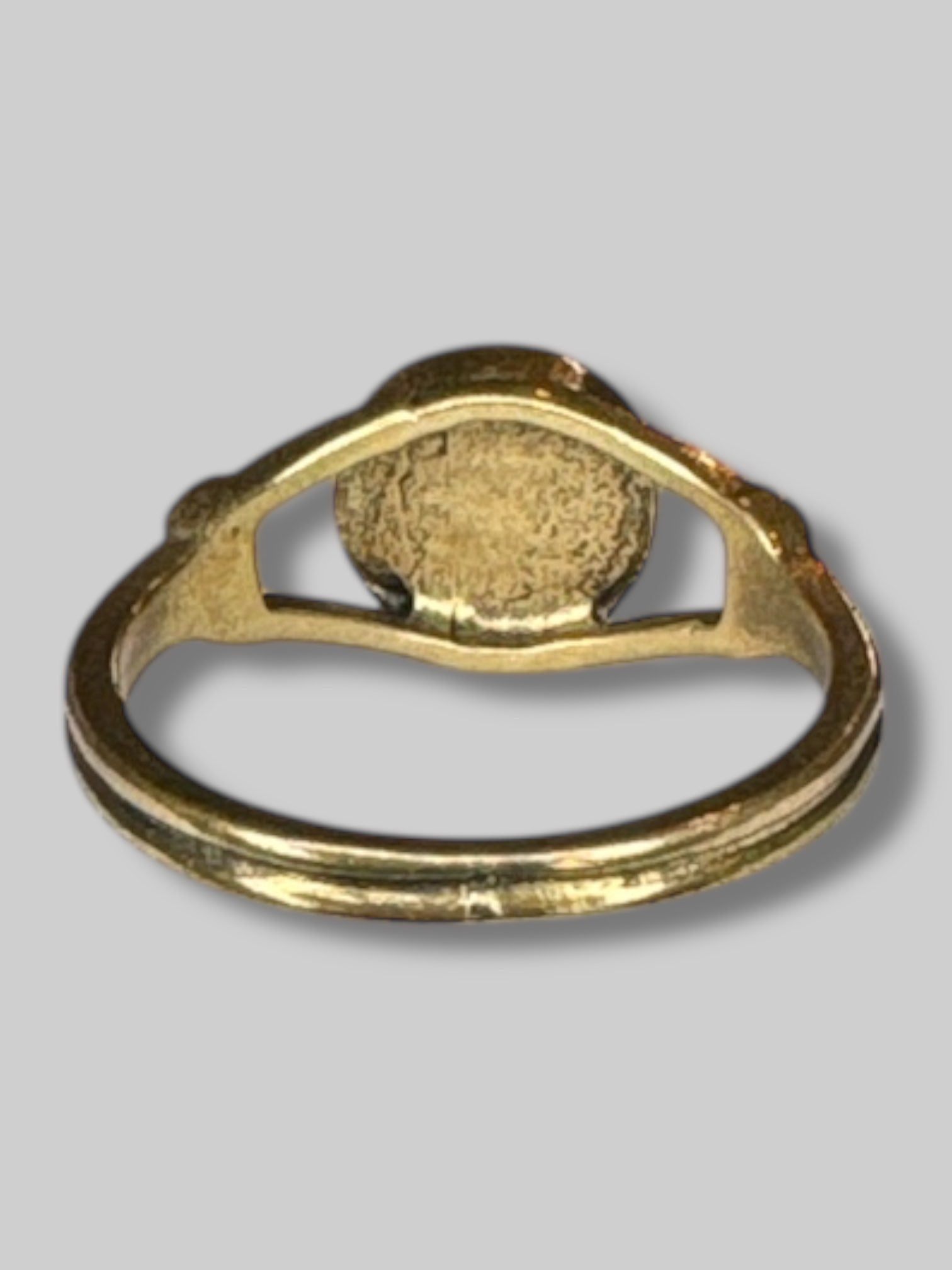 Size 8.25 gold tone ring with eye