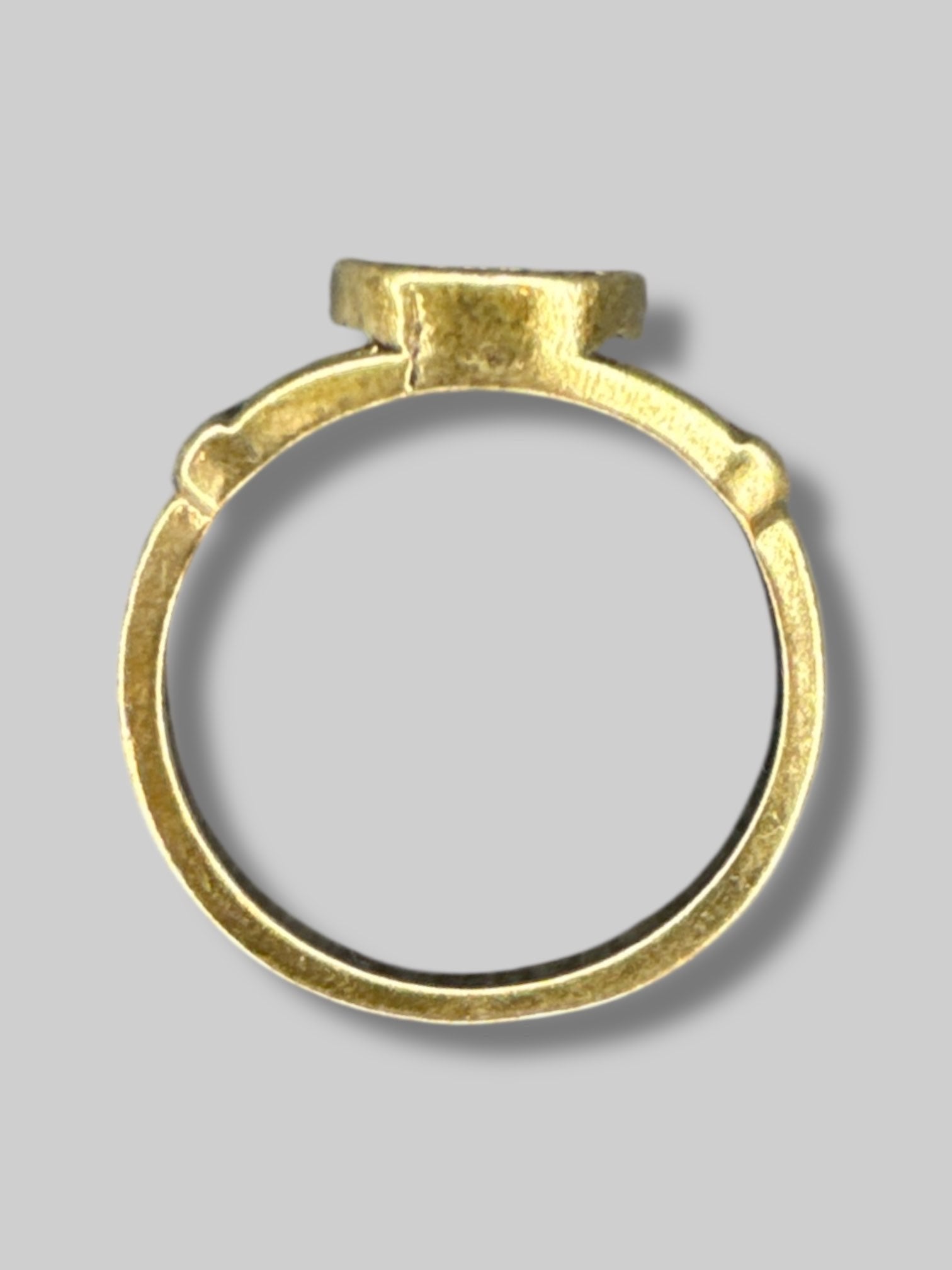 Size 8.25 gold tone ring with eye