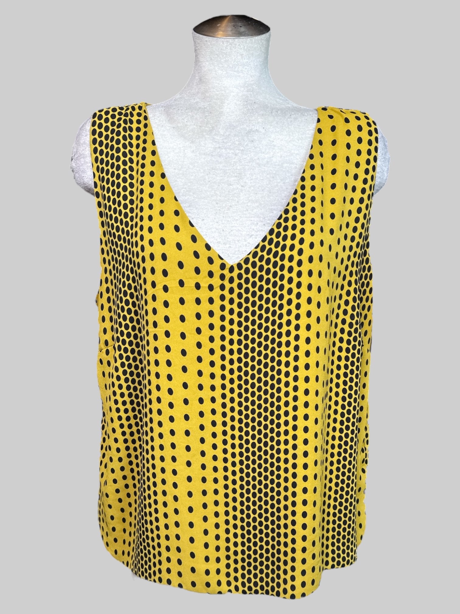 1X yellow sleeveless top with black polkadots