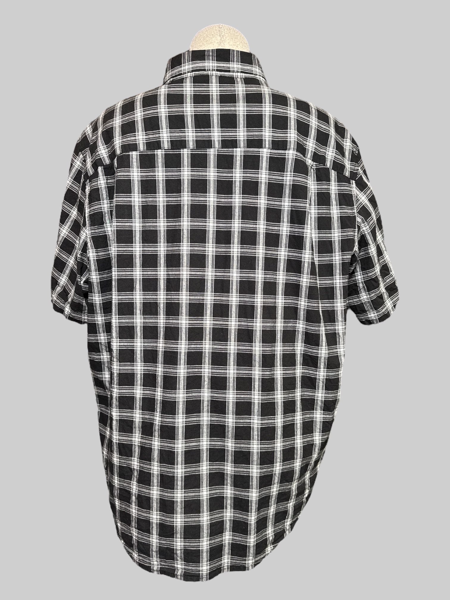 2X black and white plaid short sleeve button-down top with pocket on front