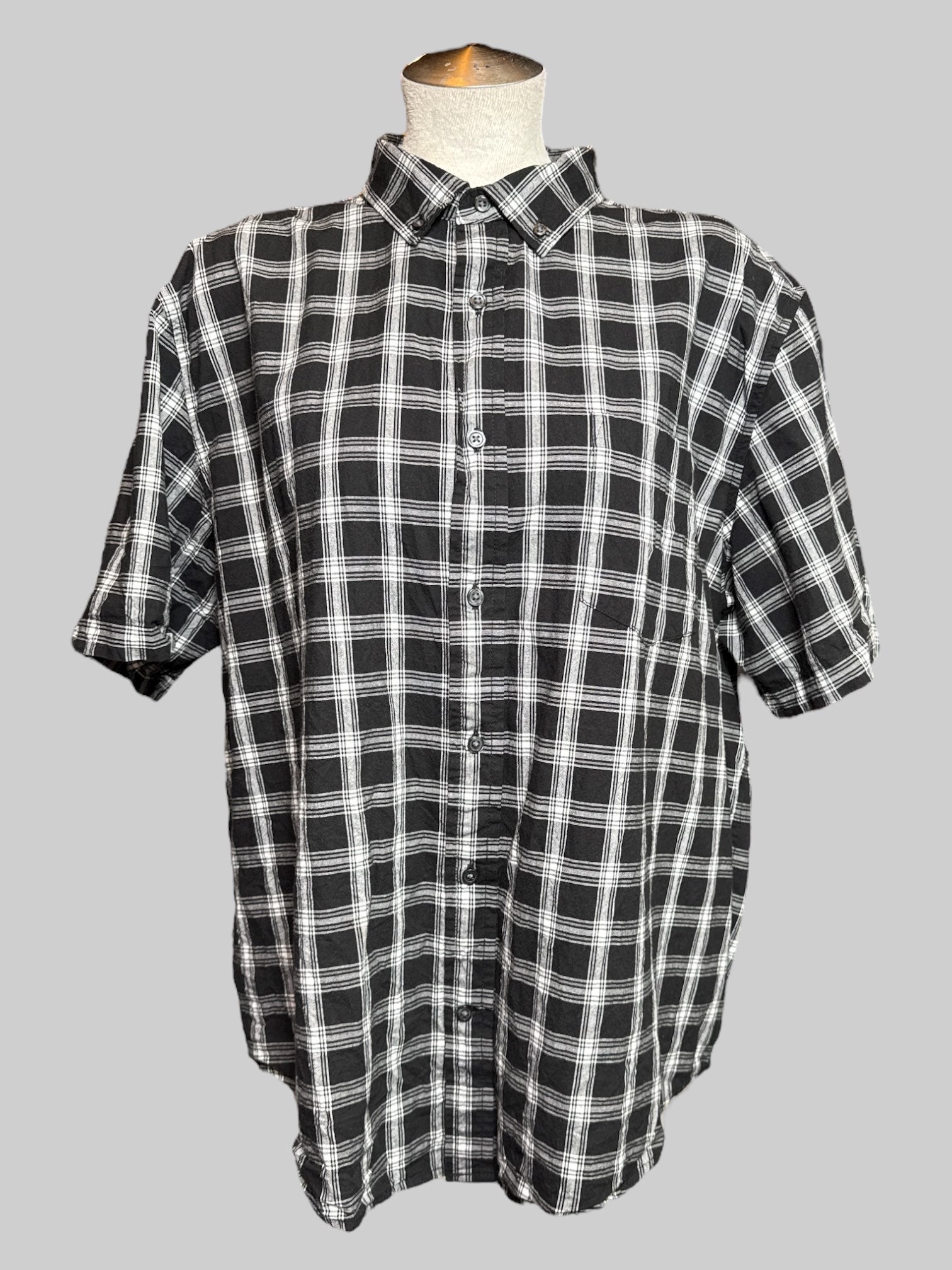 2X black and white plaid short sleeve button-down top with pocket on front