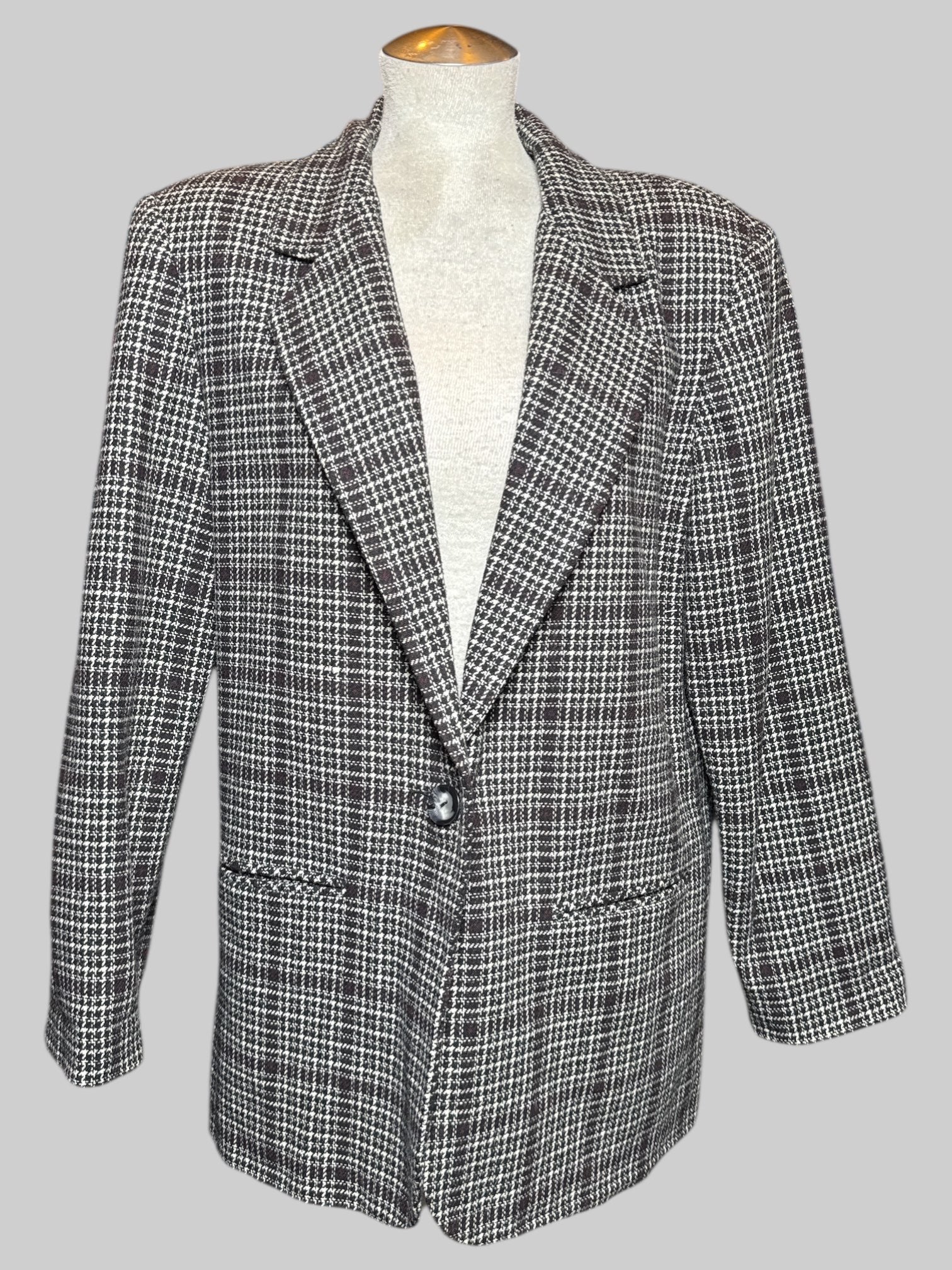 L vintage black, white, and red houndstooth plaid pattern