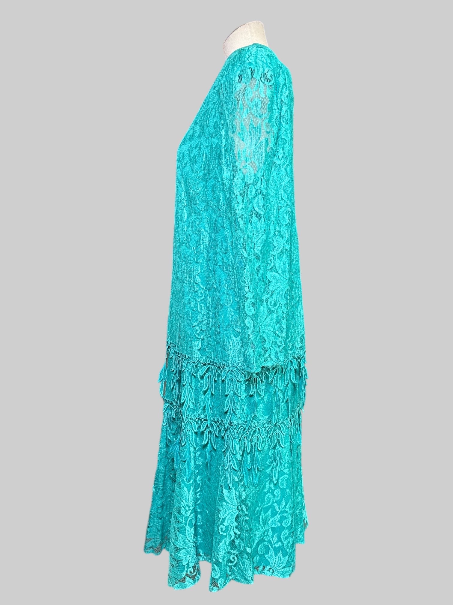 1X vintage teal tiered dress with sheer lace sleeves, shoulder pads, and beautiful florals and was made in the USA