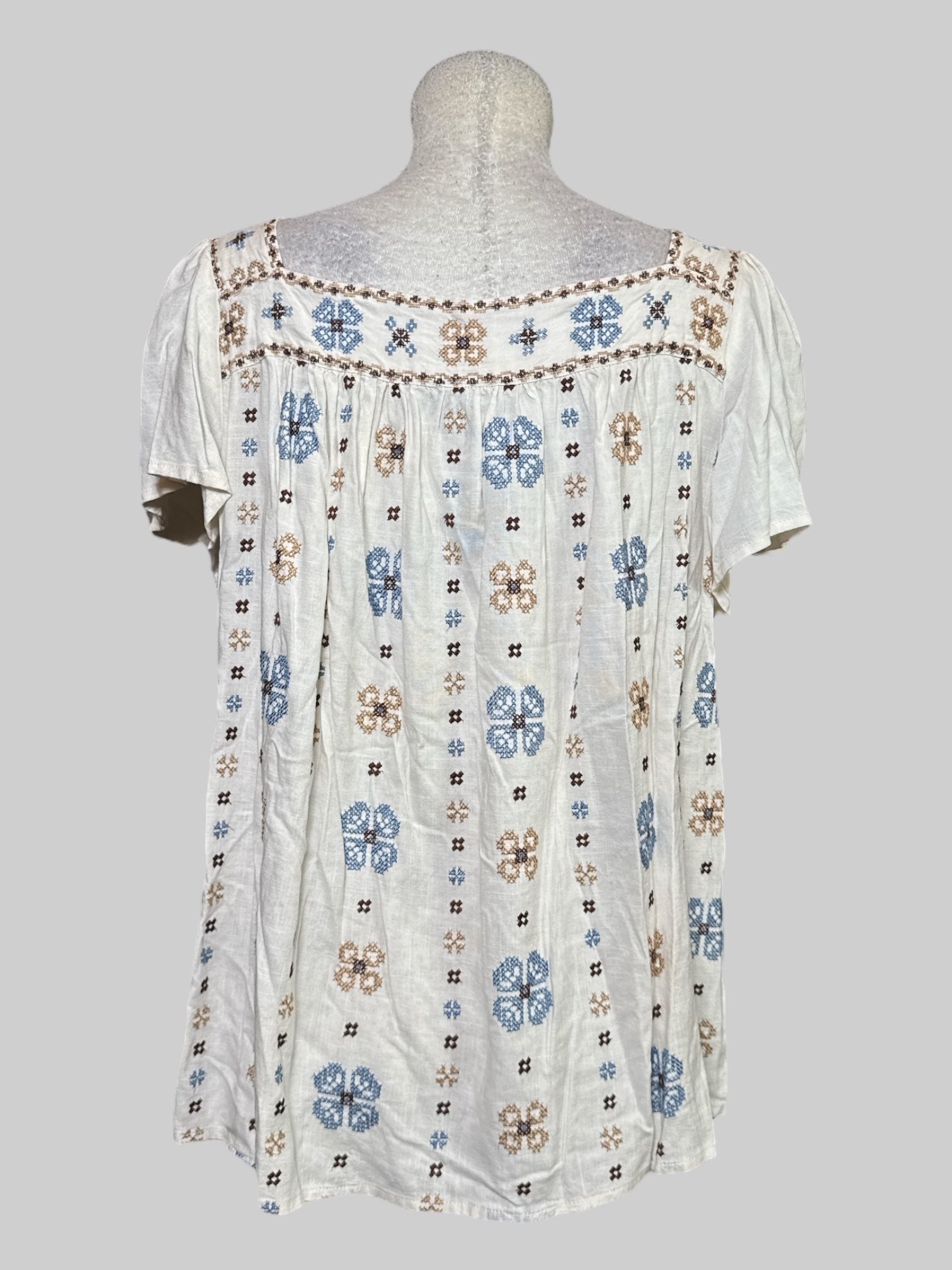 0X NWT white short sleeve button-down top with blue and brown floral embroidery all over and square neckline