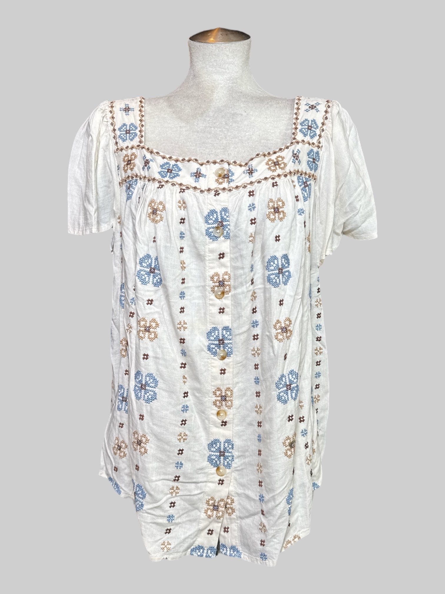 0X NWT white short sleeve button-down top with blue and brown floral embroidery all over and square neckline