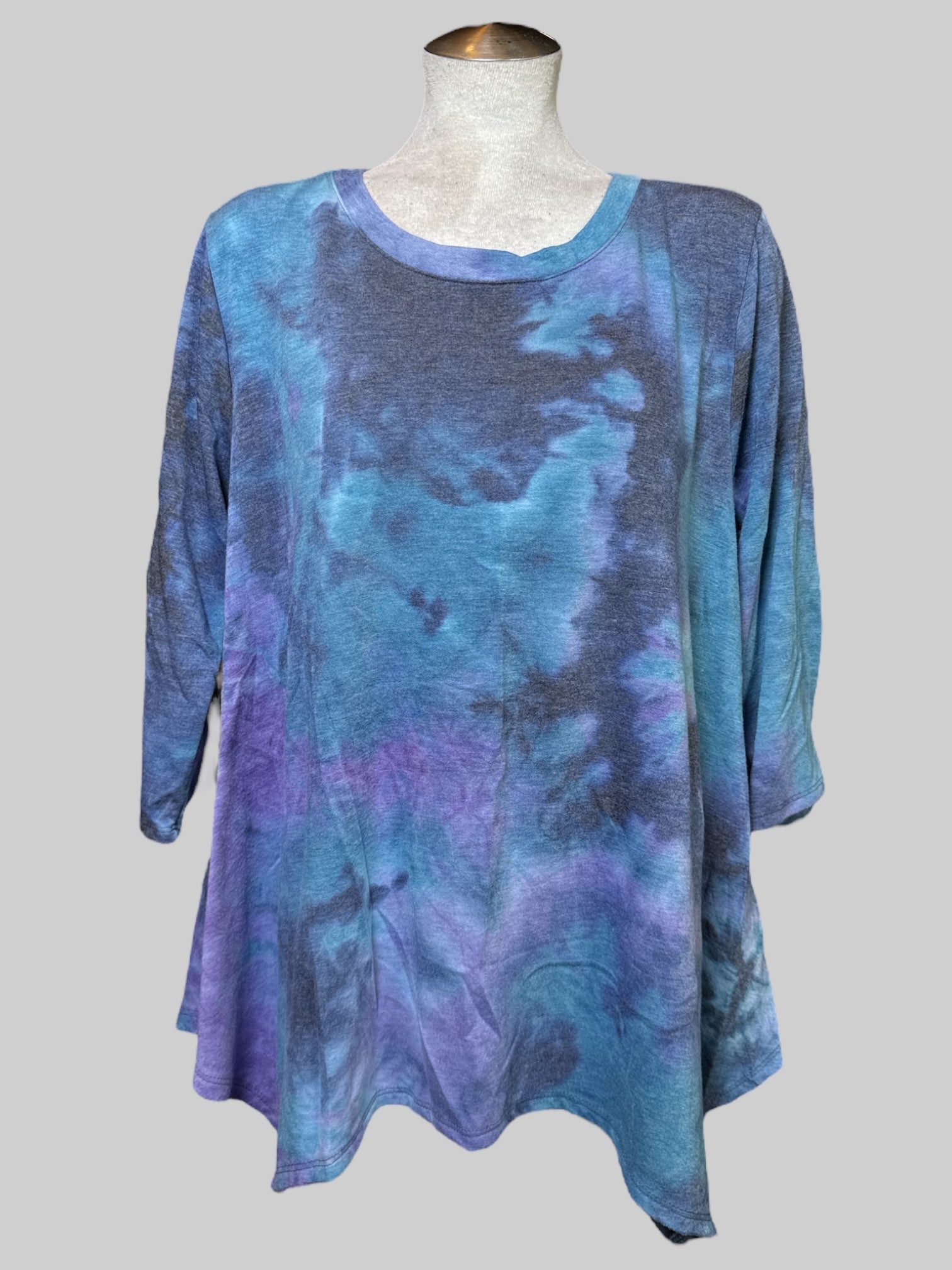 1X blue purple and black tie-dye sleeve top with flowy asymmetrical hem