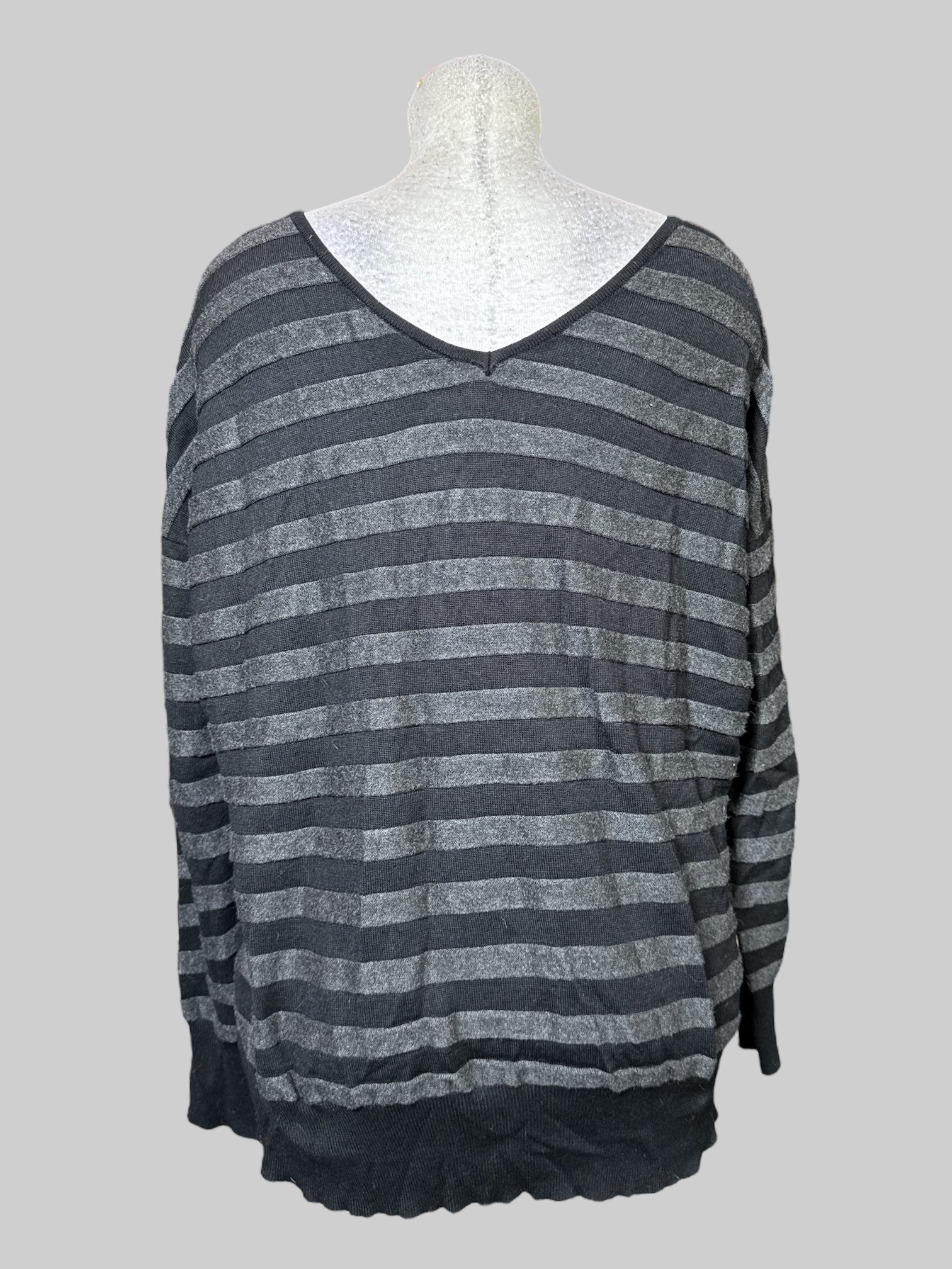 2X black and gray striped long sleeve sweater top with v neck