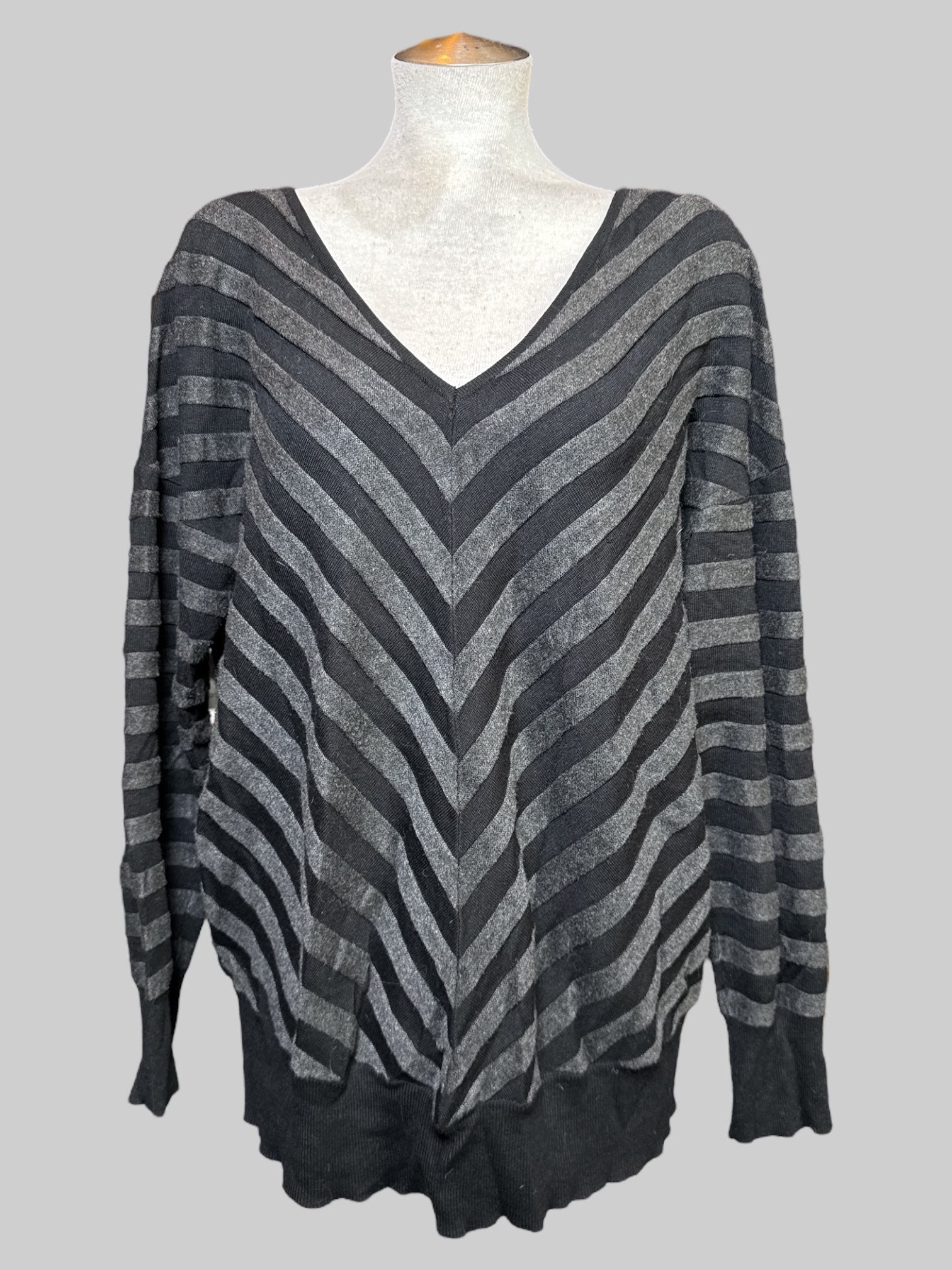 2X black and gray striped long sleeve sweater top with v neck