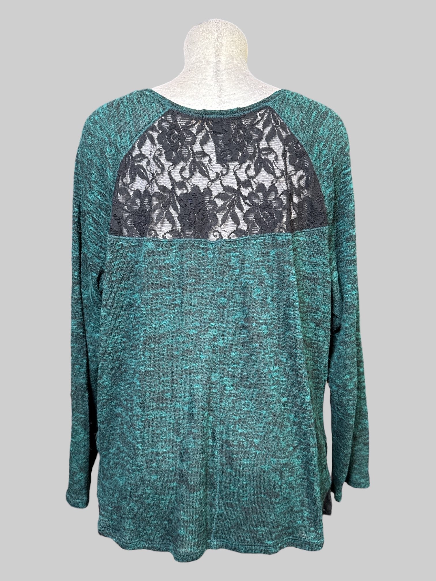 2X Heathered green long sleeve top with black lace detail details on front and sides