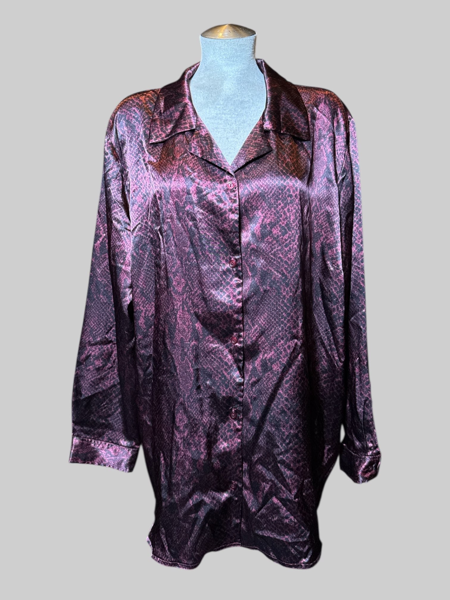 4X vintage black and maroon snake, print long sleeve button-down with satin like texture and buttons on cuffs