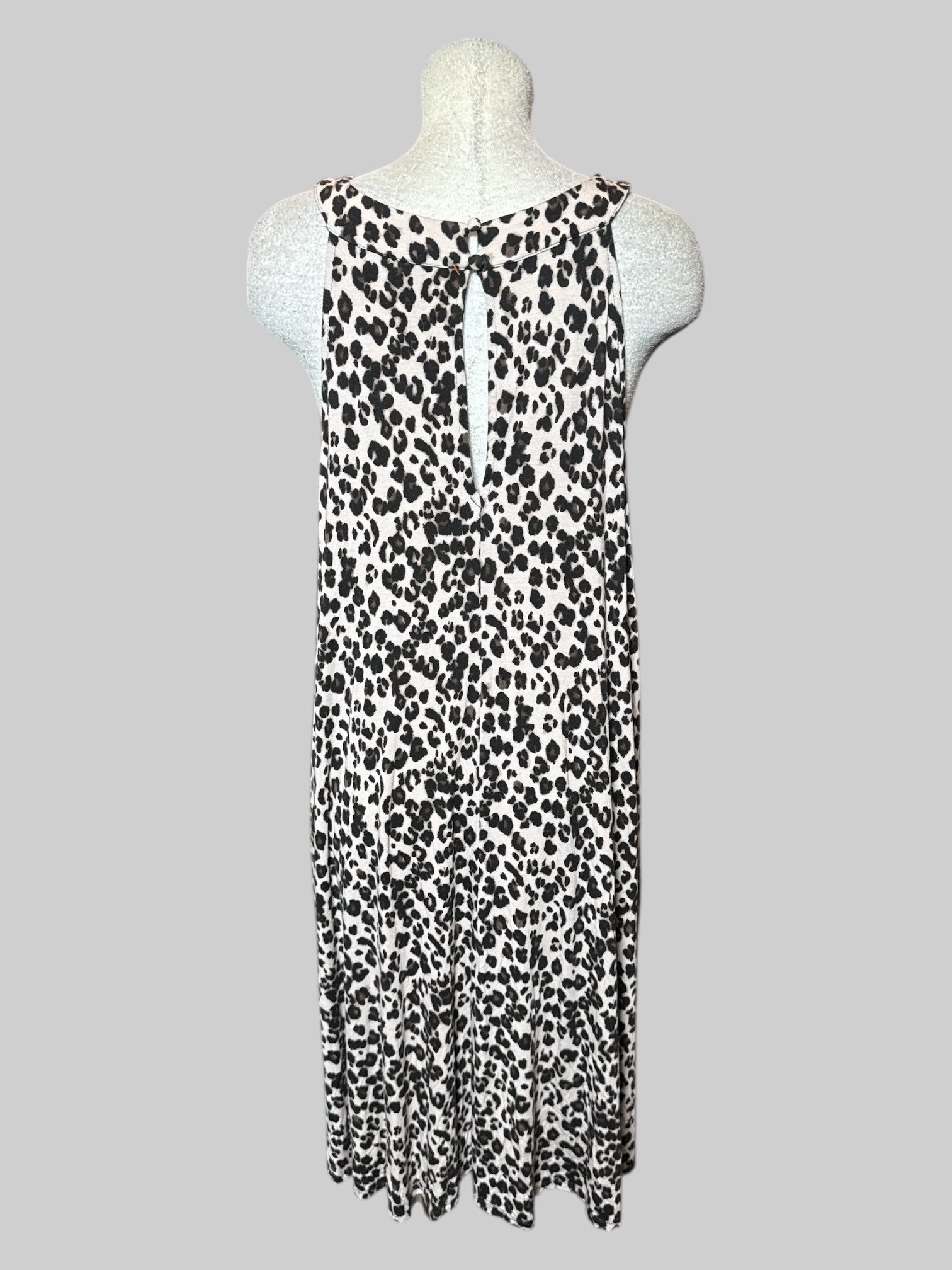 4X leopard print sleeveless dress with pockets, and keyhole with two buttons on back