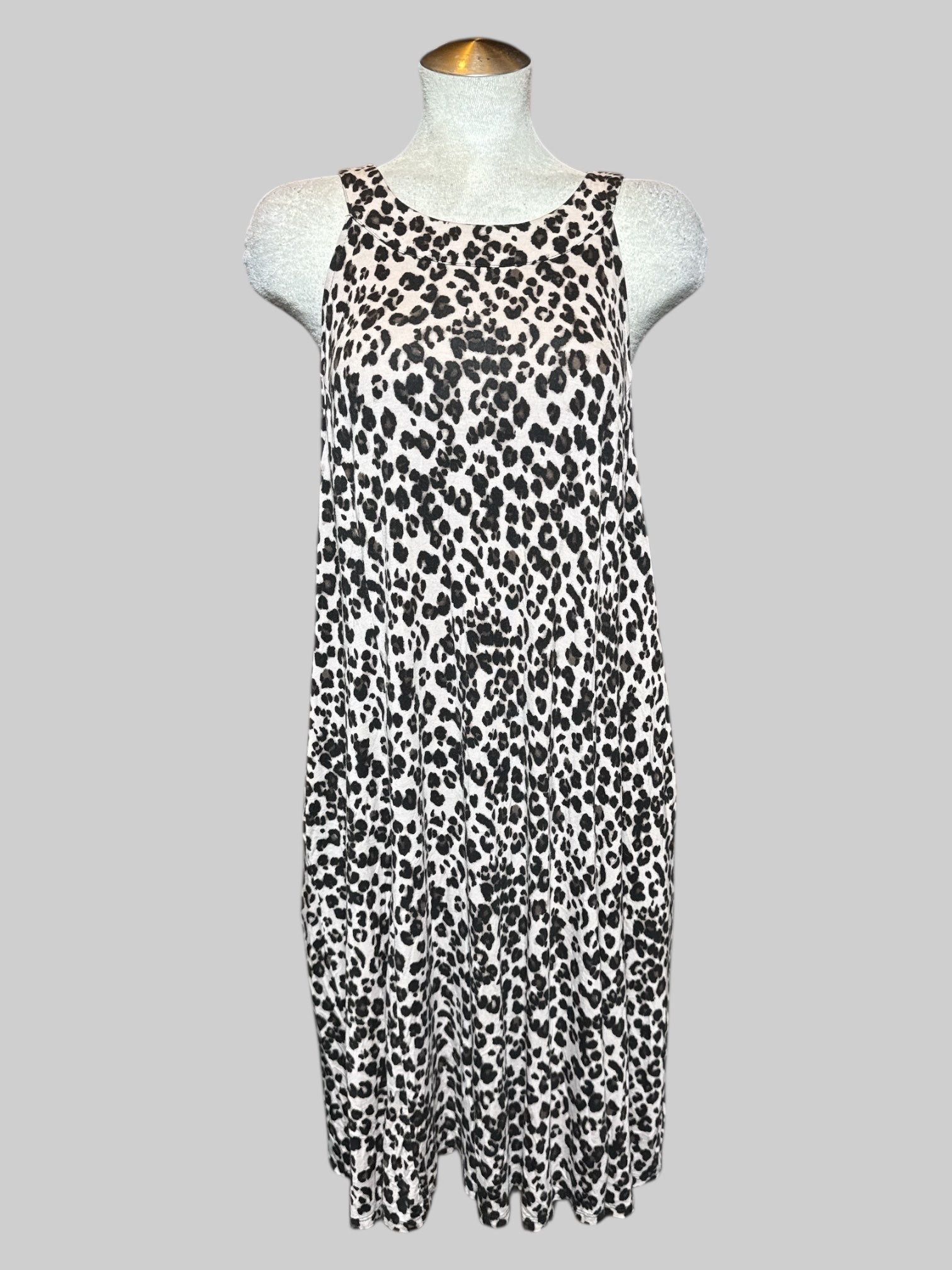4X leopard print sleeveless dress with pockets, and keyhole with two buttons on back