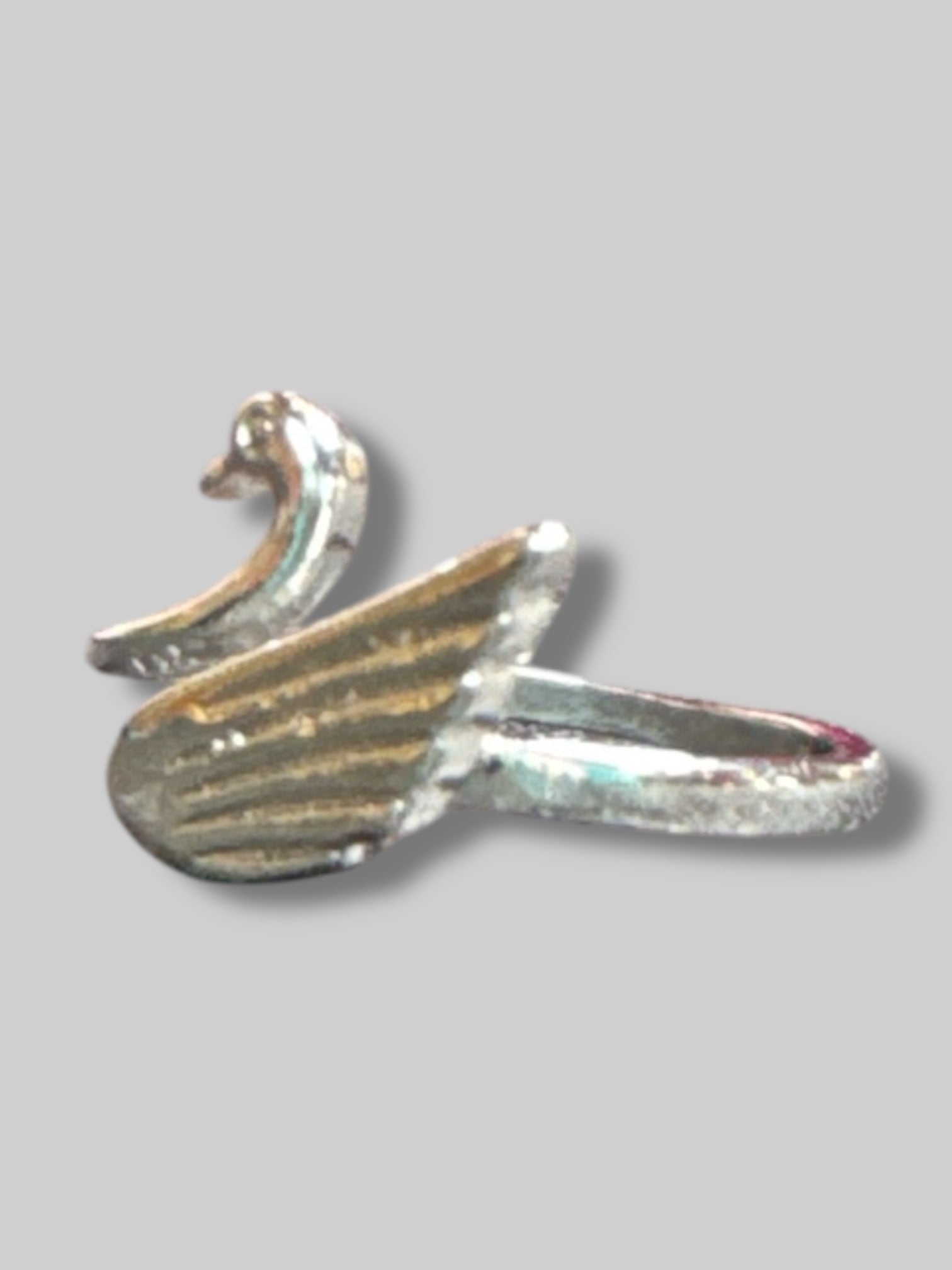 Adjustable silver tone swan rin