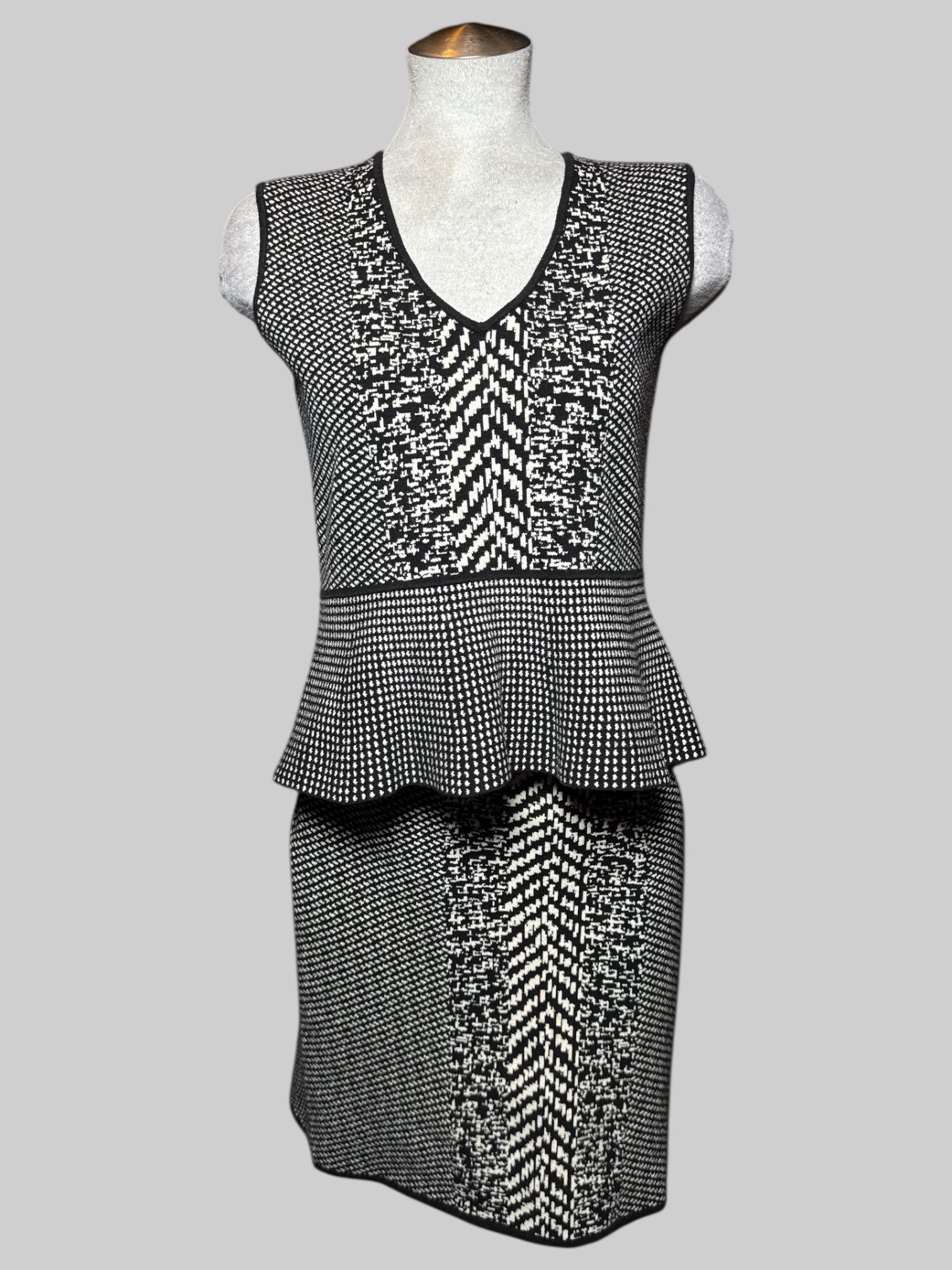 L BCBGMAXAZRIA black and white multipattern 2 piece set with a skirt and top with peplum