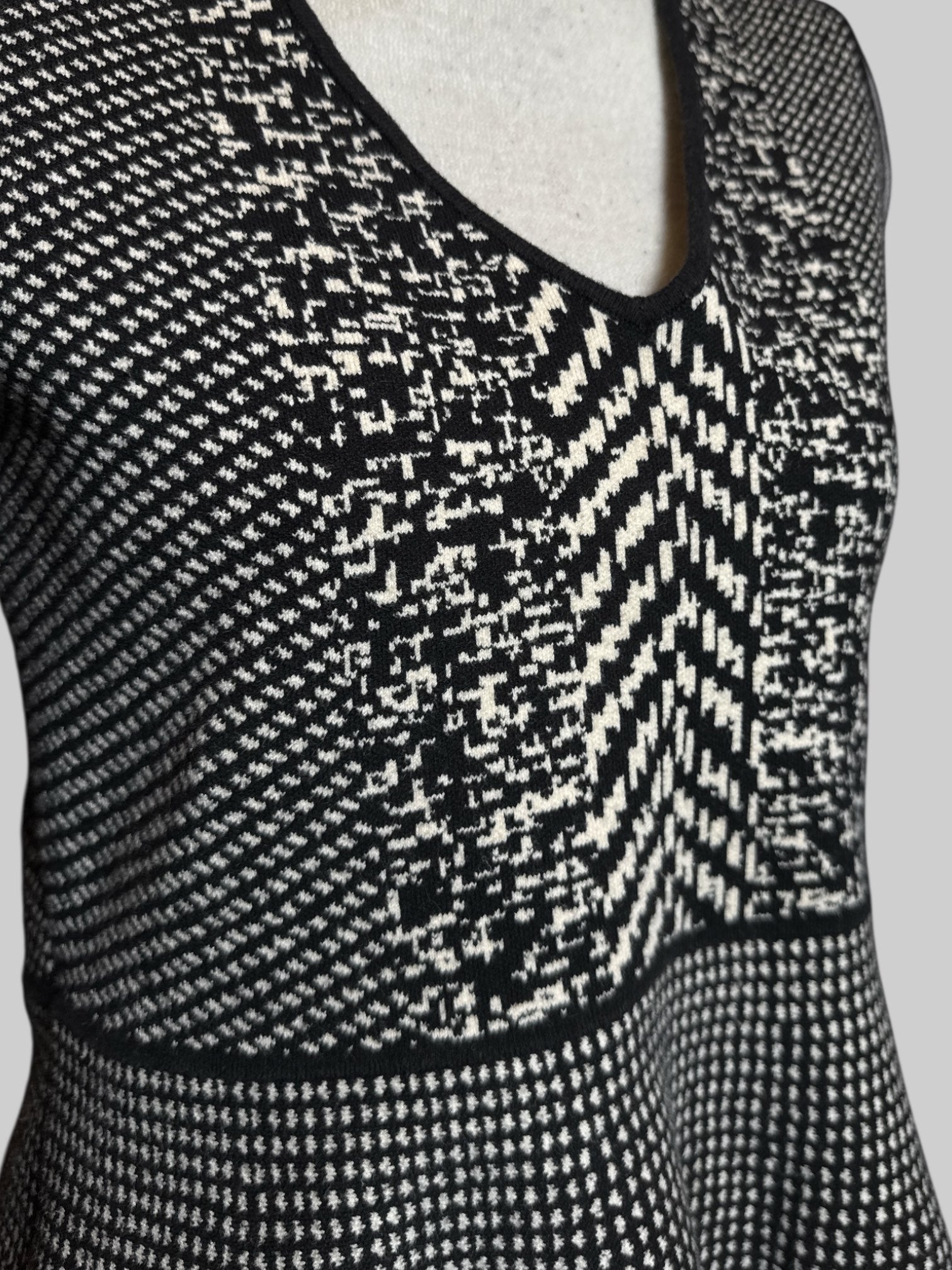 L BCBGMAXAZRIA black and white multipattern 2 piece set with a skirt and top with peplum