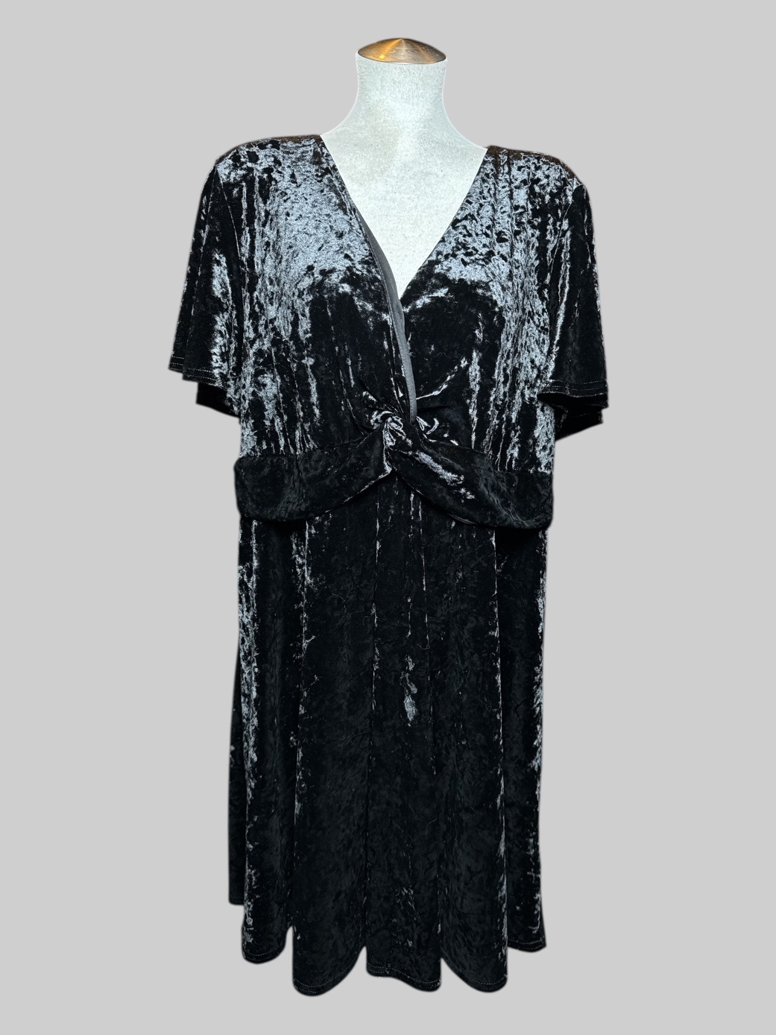 1X NEW LOOK curves black crushed velvet dress with twist