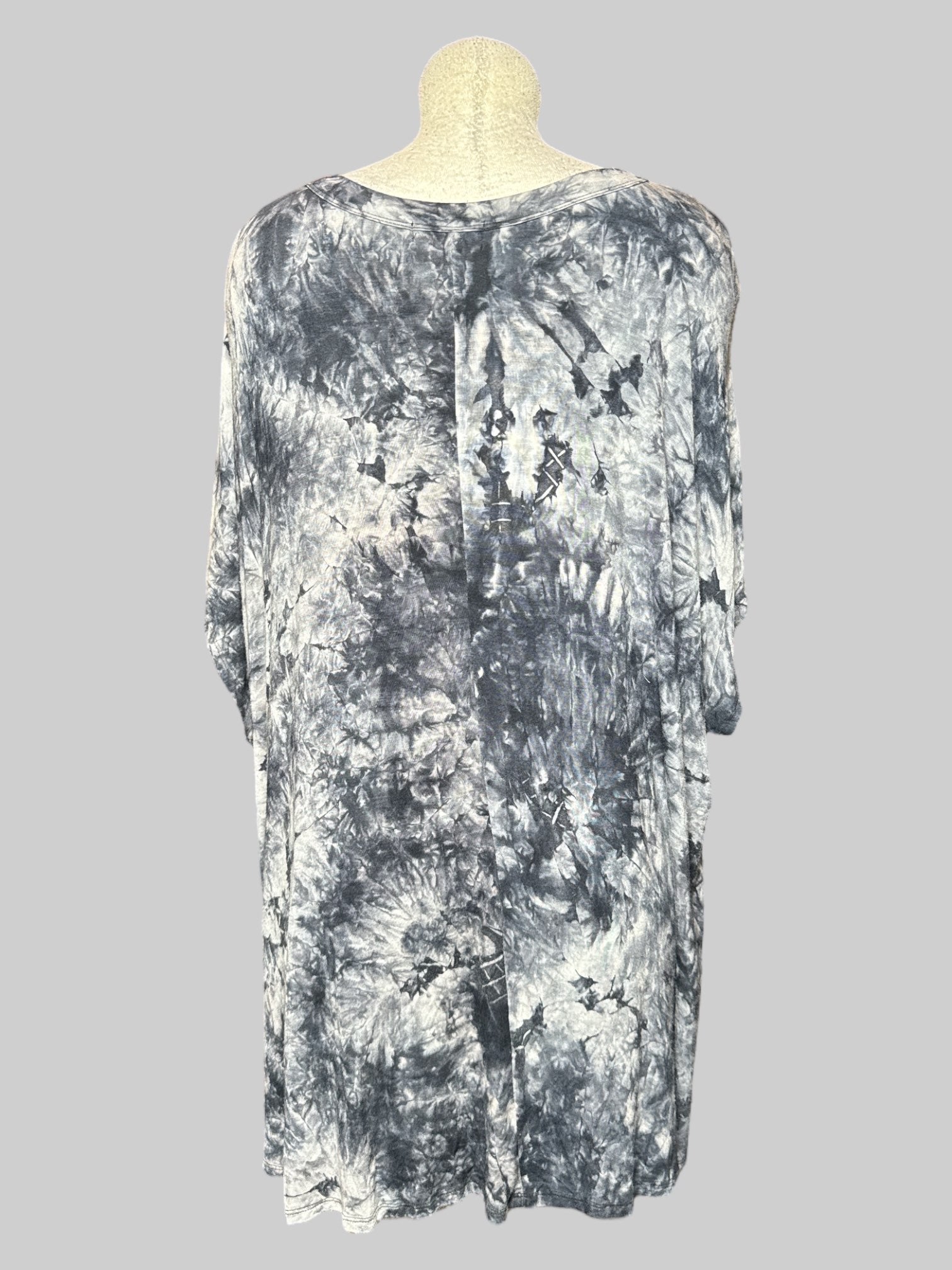 6X Lane Bryant black and white tie dye button up with tie in front