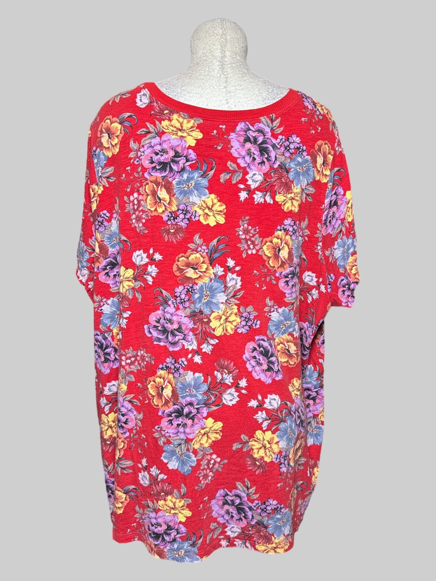 8X Torrid red t shirt with multicolor florals