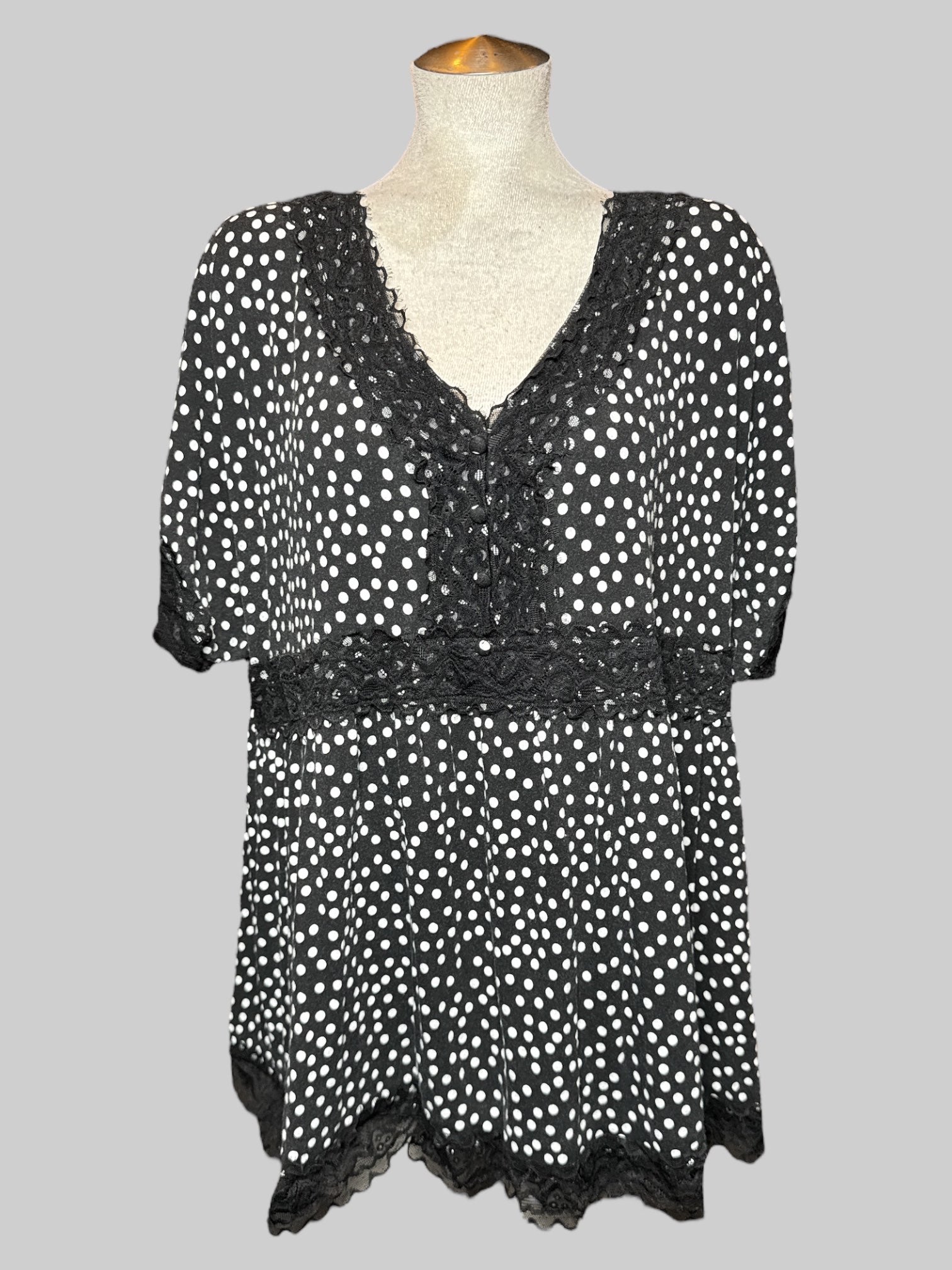 4X Torrid soft black and white polka dot top with lace trim and details