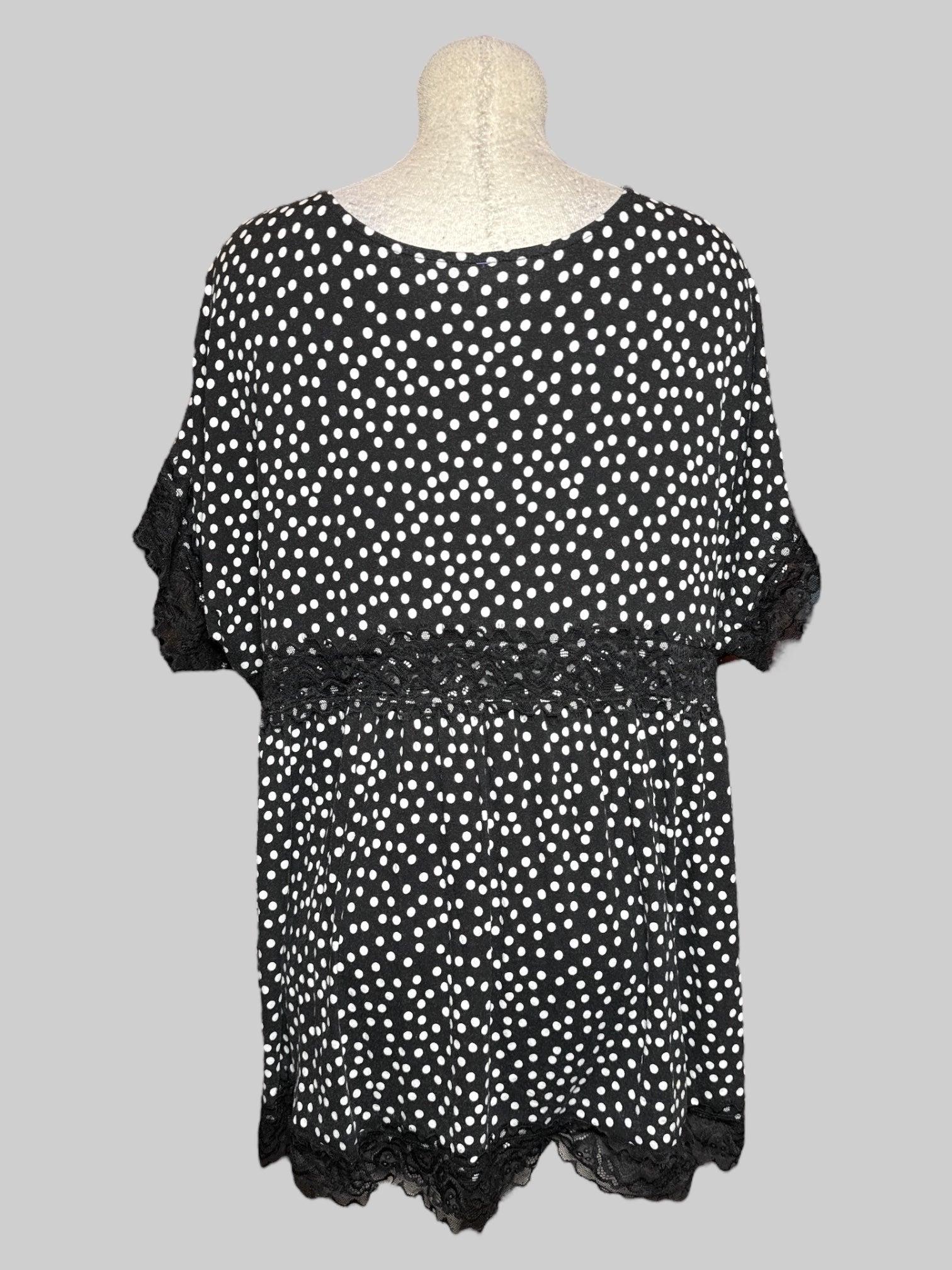 4X Torrid soft black and white polka dot top with lace trim and details