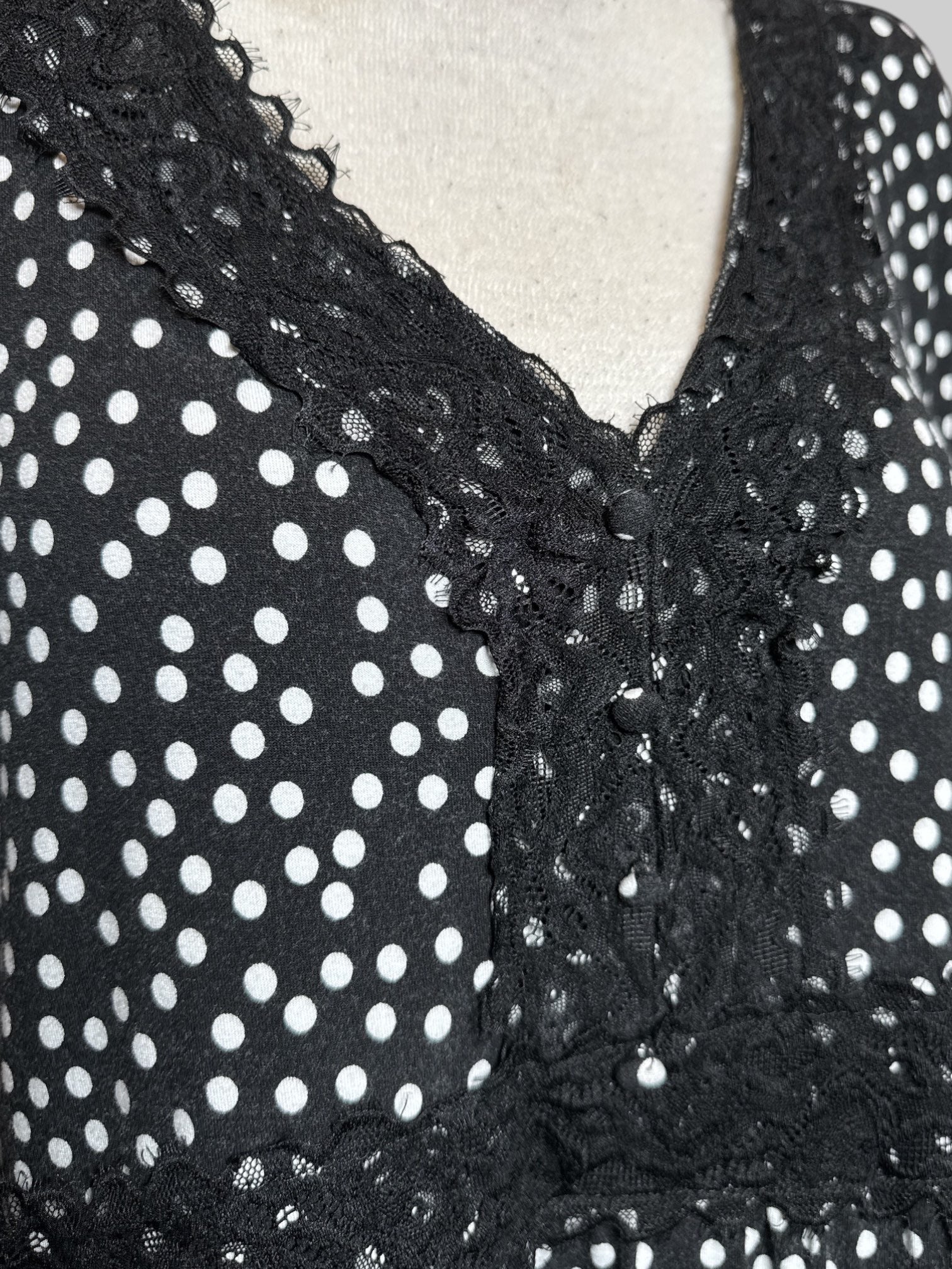 4X Torrid soft black and white polka dot top with lace trim and details