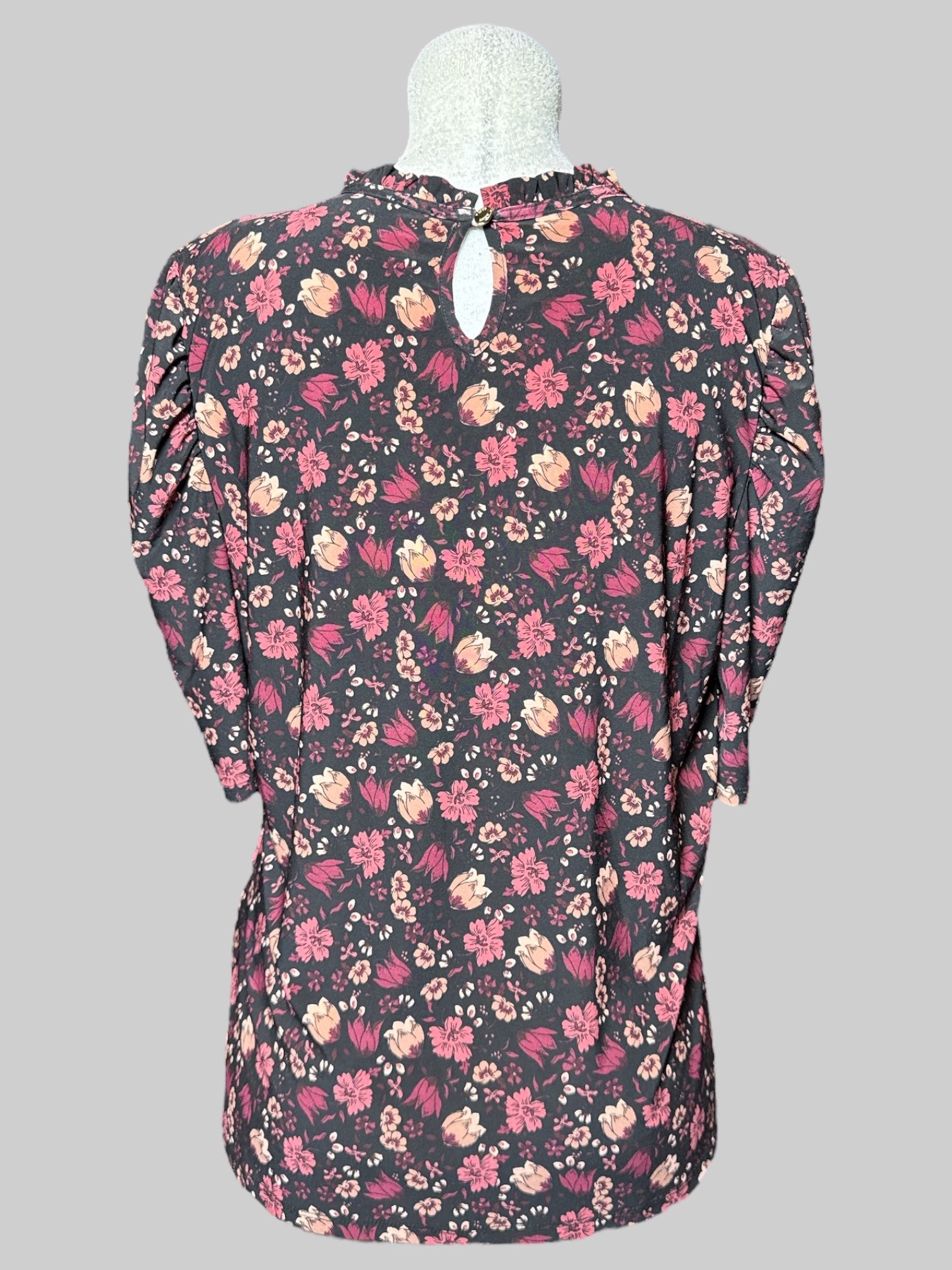 0X Anne Klein black short sleeve top with different shades of pink florals ruffle neckline, and keyhole with button on back