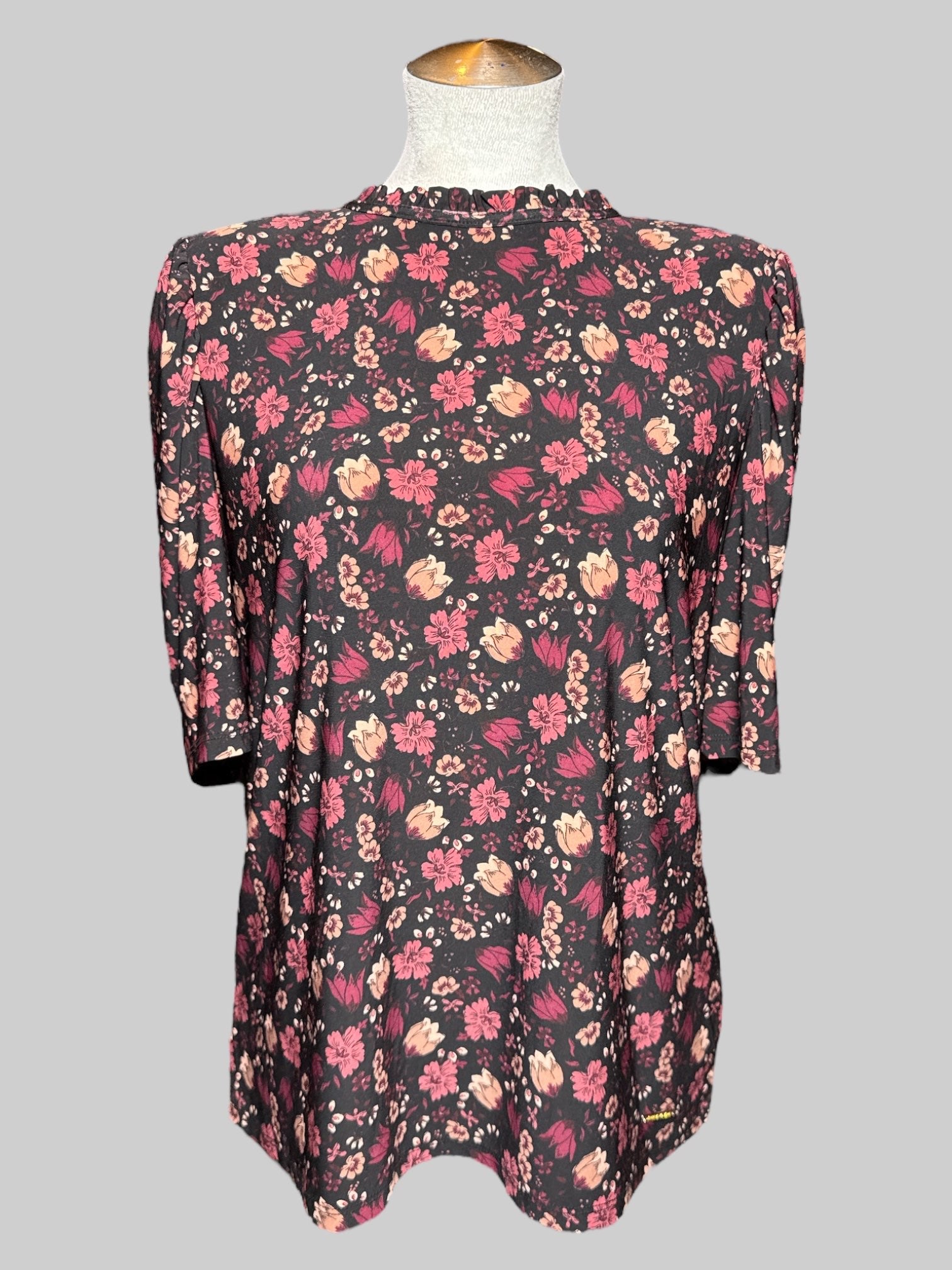 0X Anne Klein black short sleeve top with different shades of pink florals ruffle neckline, and keyhole with button on back