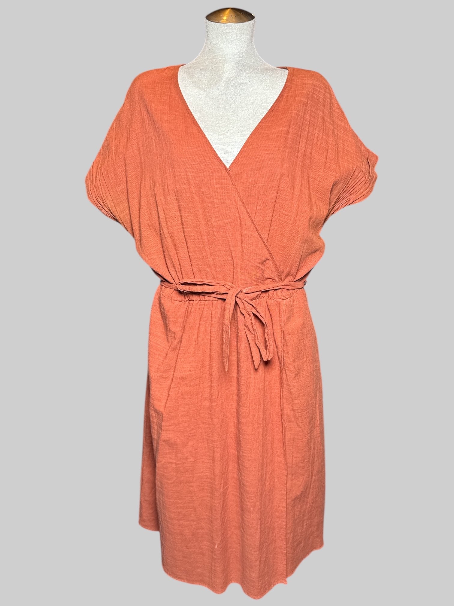 2X Universal Threads orange short sleeve dress with faux wrap design, snap button on chest, tie belt, and pockets