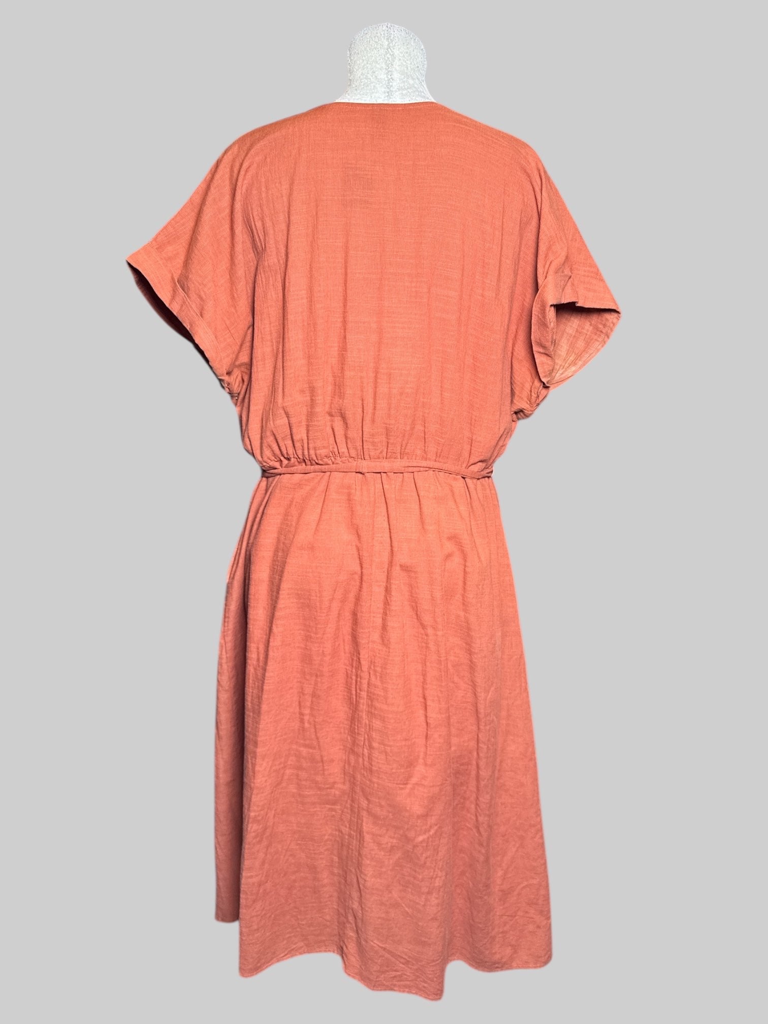 2X Universal Threads orange short sleeve dress with faux wrap design, snap button on chest, tie belt, and pockets