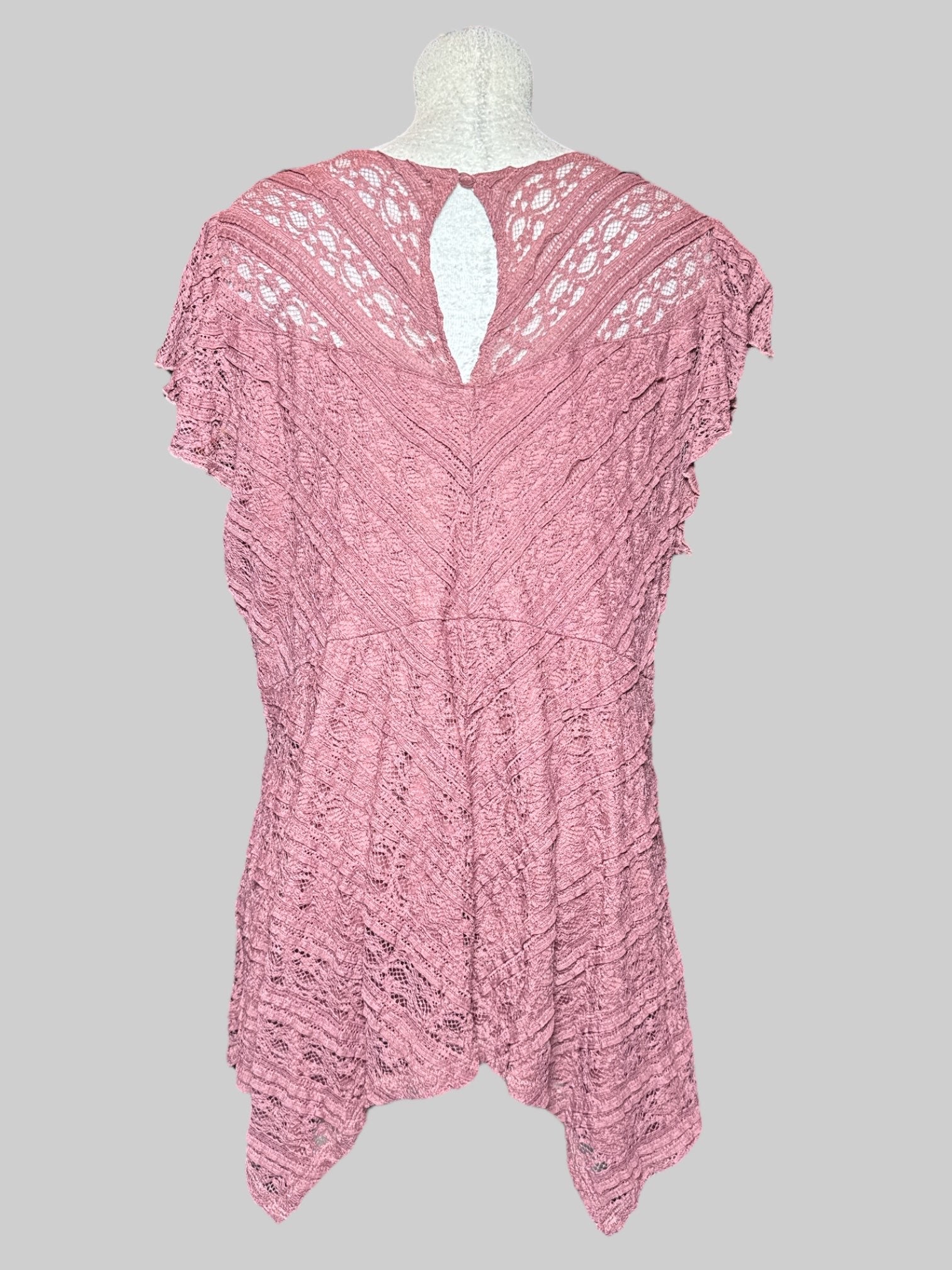 3X Torrid dusty pink short sleeve top with lace overlay, and keyhole with button on back