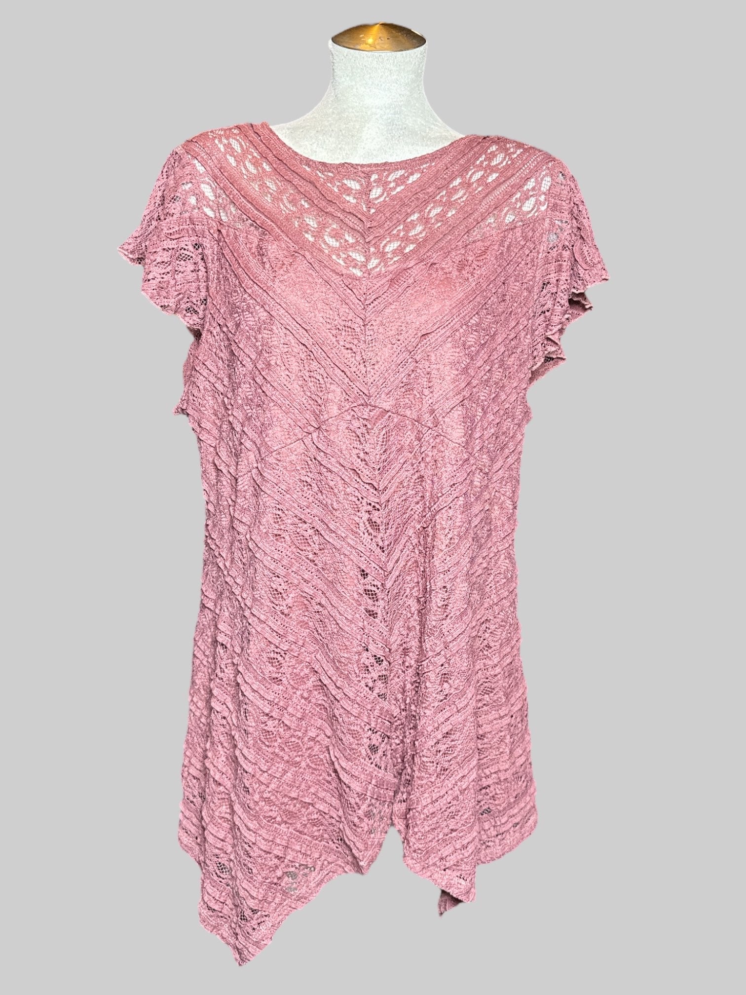 3X Torrid dusty pink short sleeve top with lace overlay, and keyhole with button on back