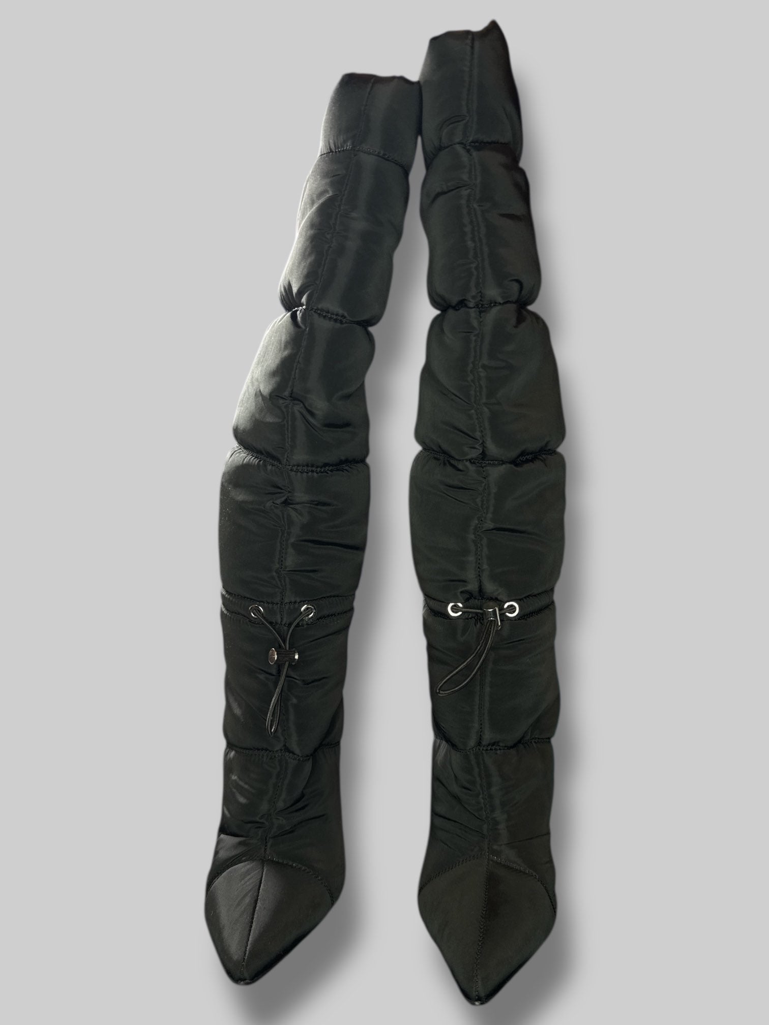 Size women’s 6 black cunty 4” heel snow boots