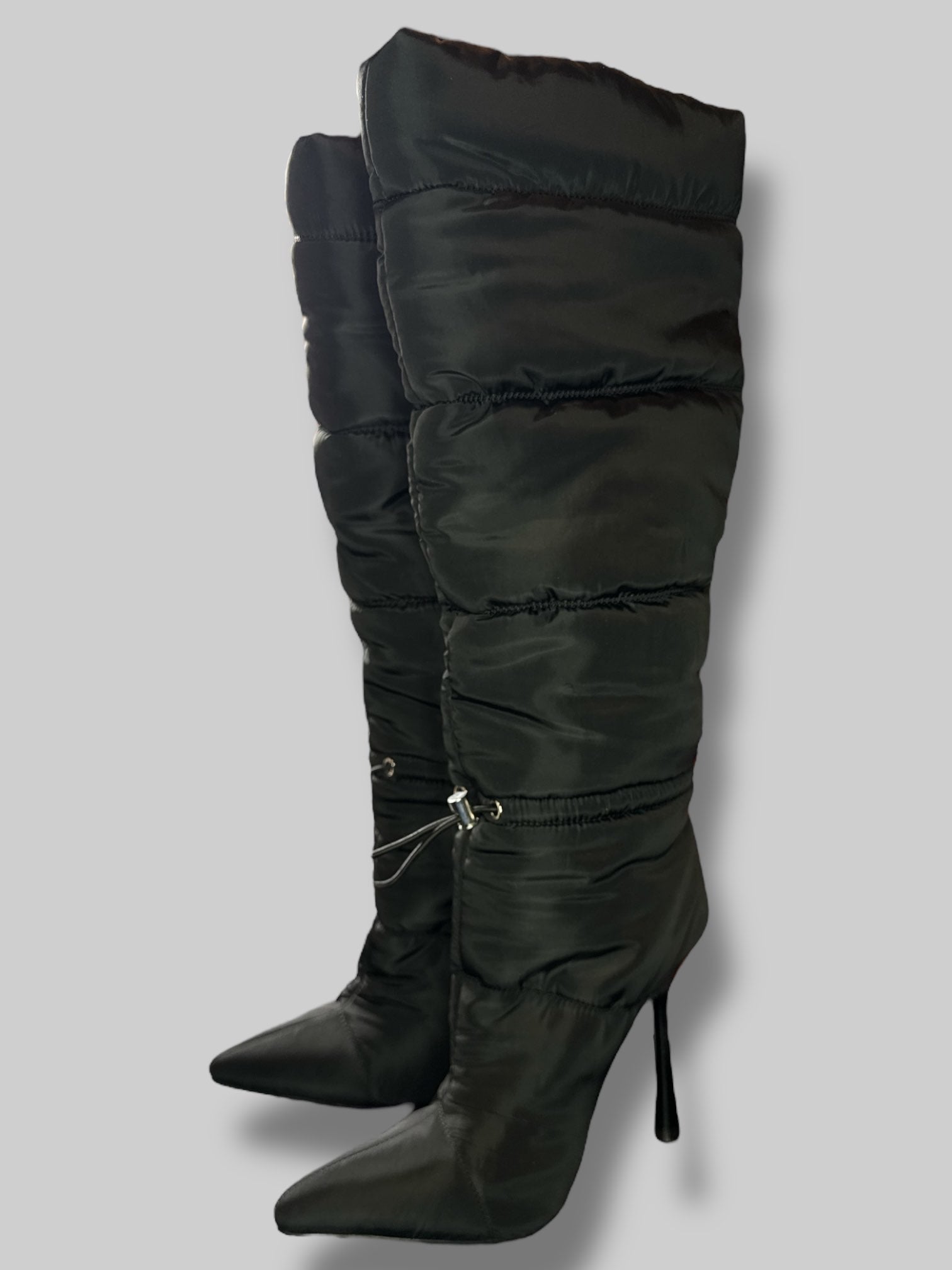 Size women’s 6 black cunty 4” heel snow boots