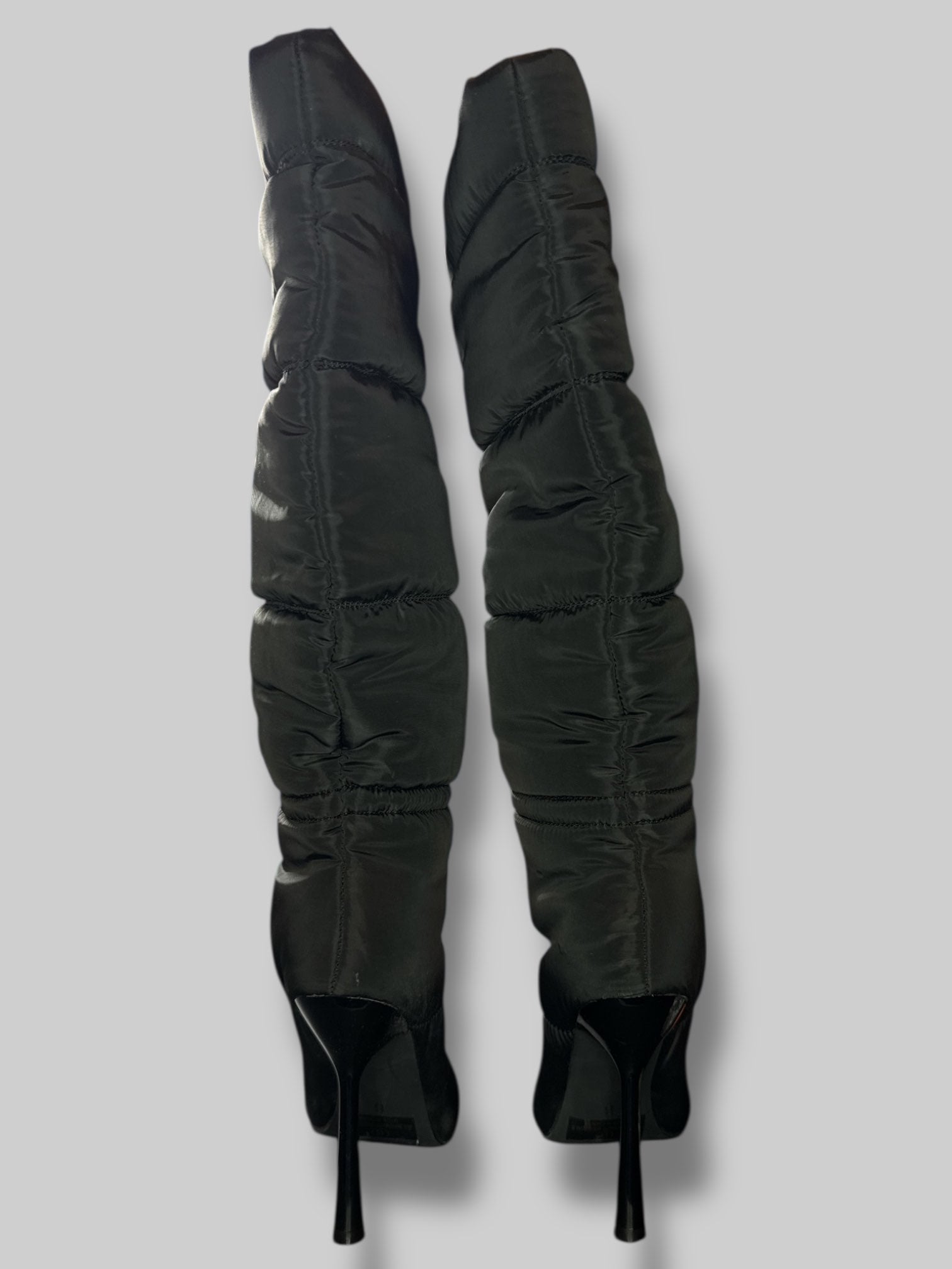 Size women’s 6 black cunty 4” heel snow boots