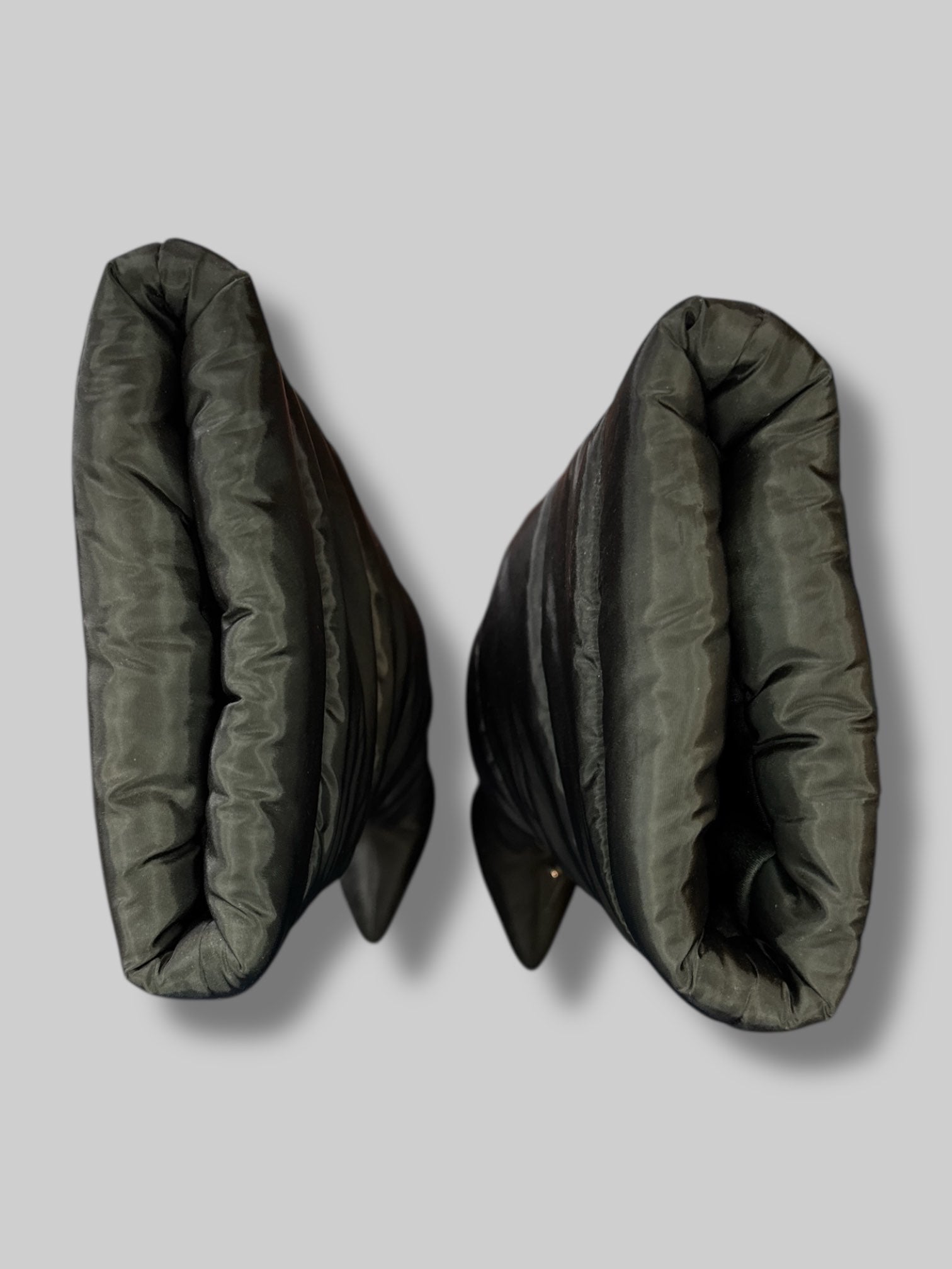 Size women’s 6 black cunty 4” heel snow boots