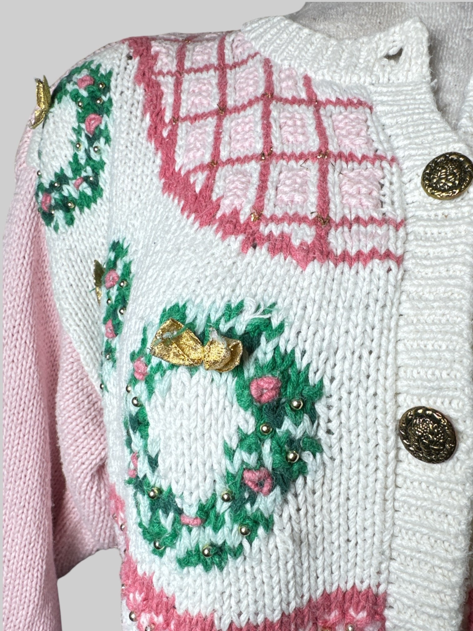 M Baxter & Wells vintage pink and white knit holiday sweater with green wreaths and gold buttons