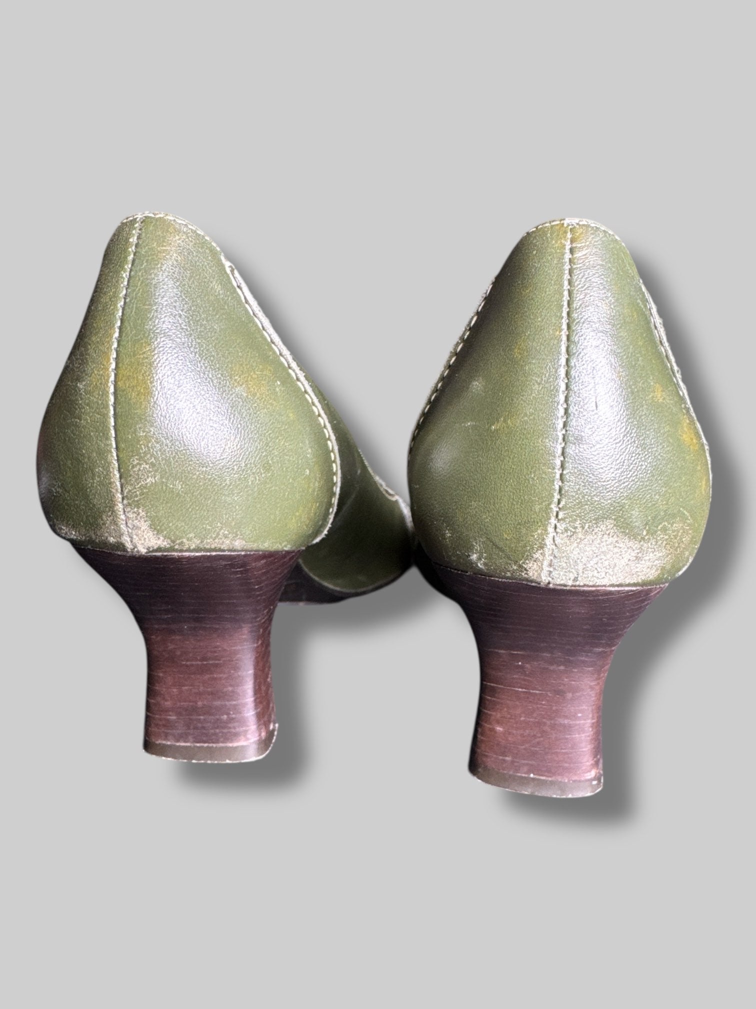 Size 9M Gianni Bini green leather heels with buckles on the front