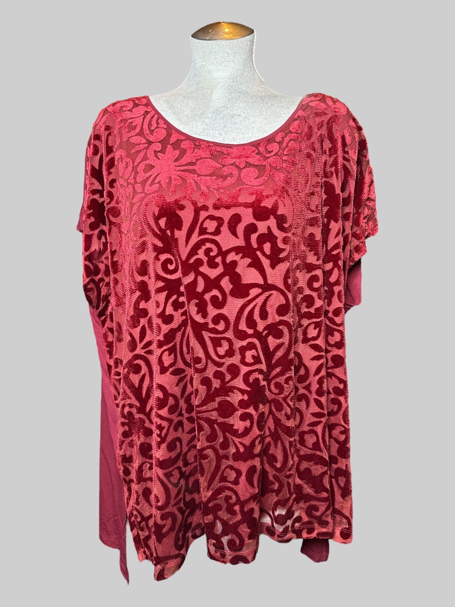 4X Ava & Viv red short sleeve top with red velvet burnout design