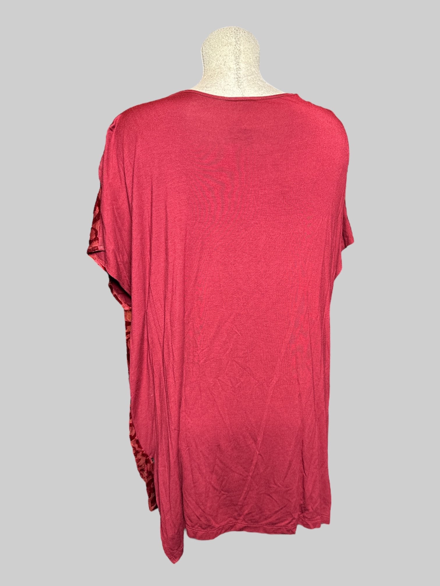 4X Ava & Viv red short sleeve top with red velvet burnout design