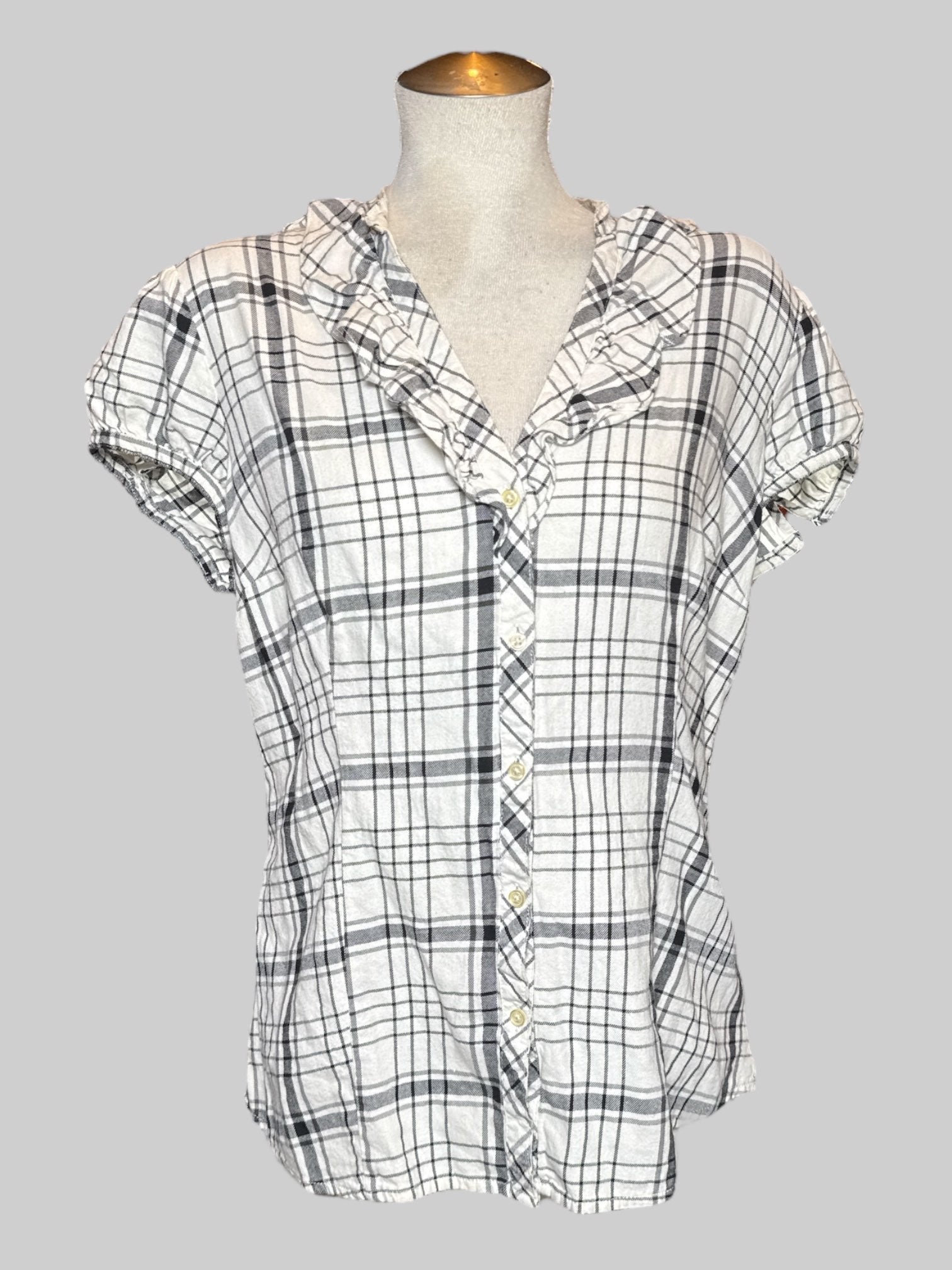 L Old Navy cute black and white plaid button up with ruffled collar