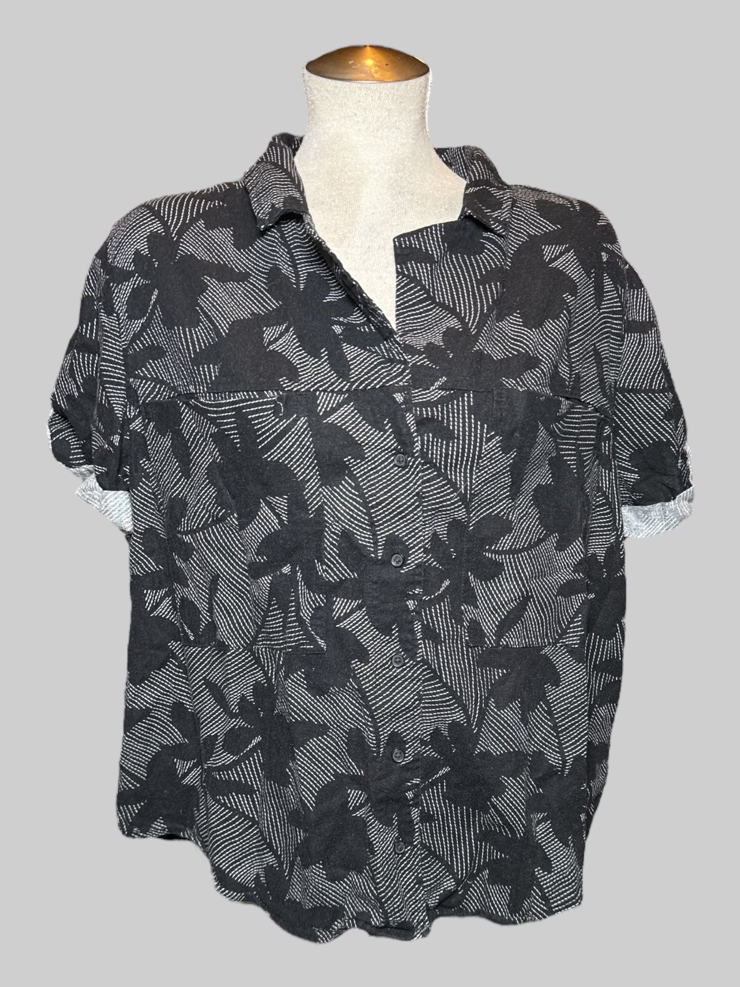 XL Universal Thread black and white botanical print v neck button up