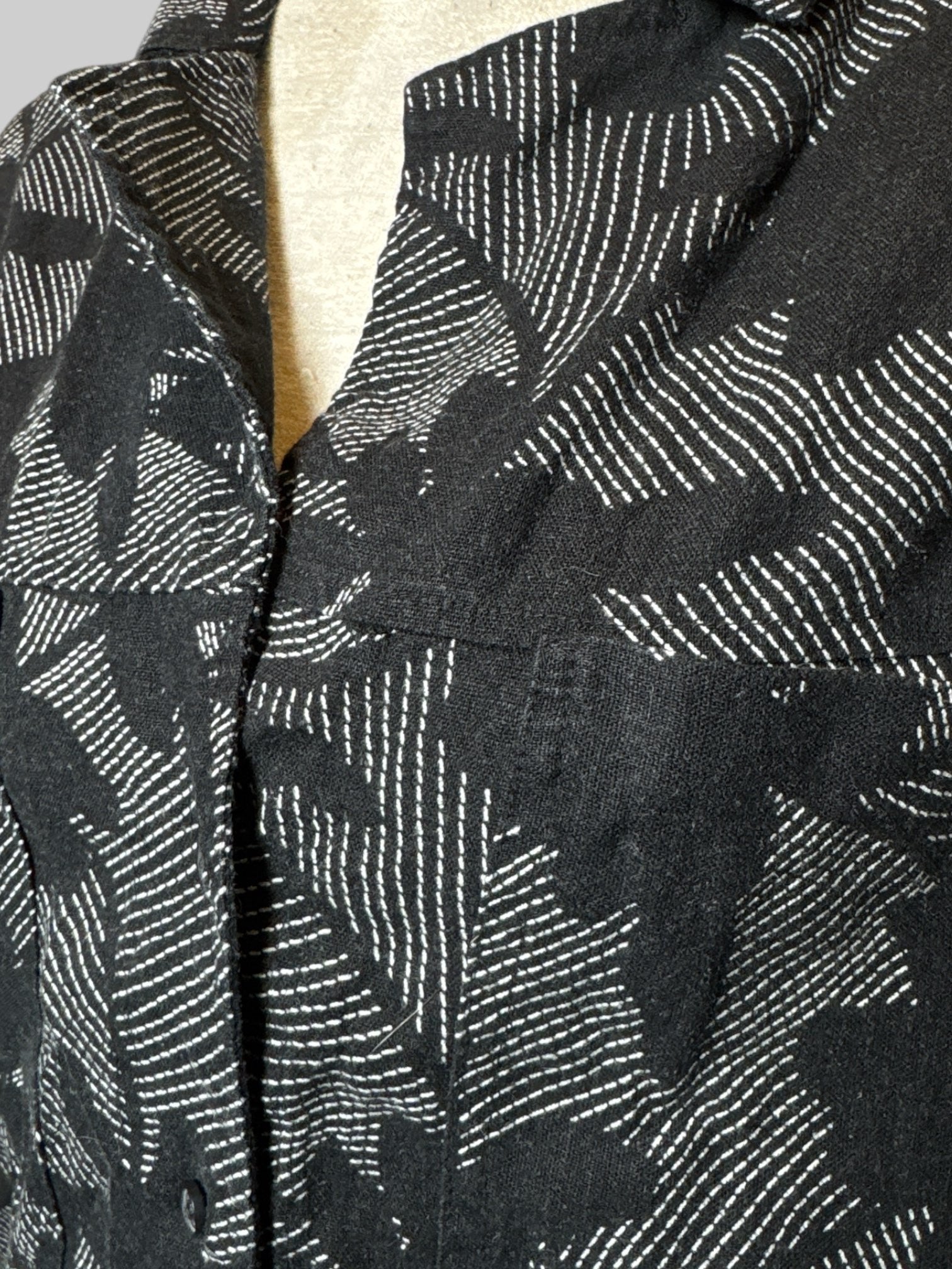 XL Universal Thread black and white botanical print v neck button up