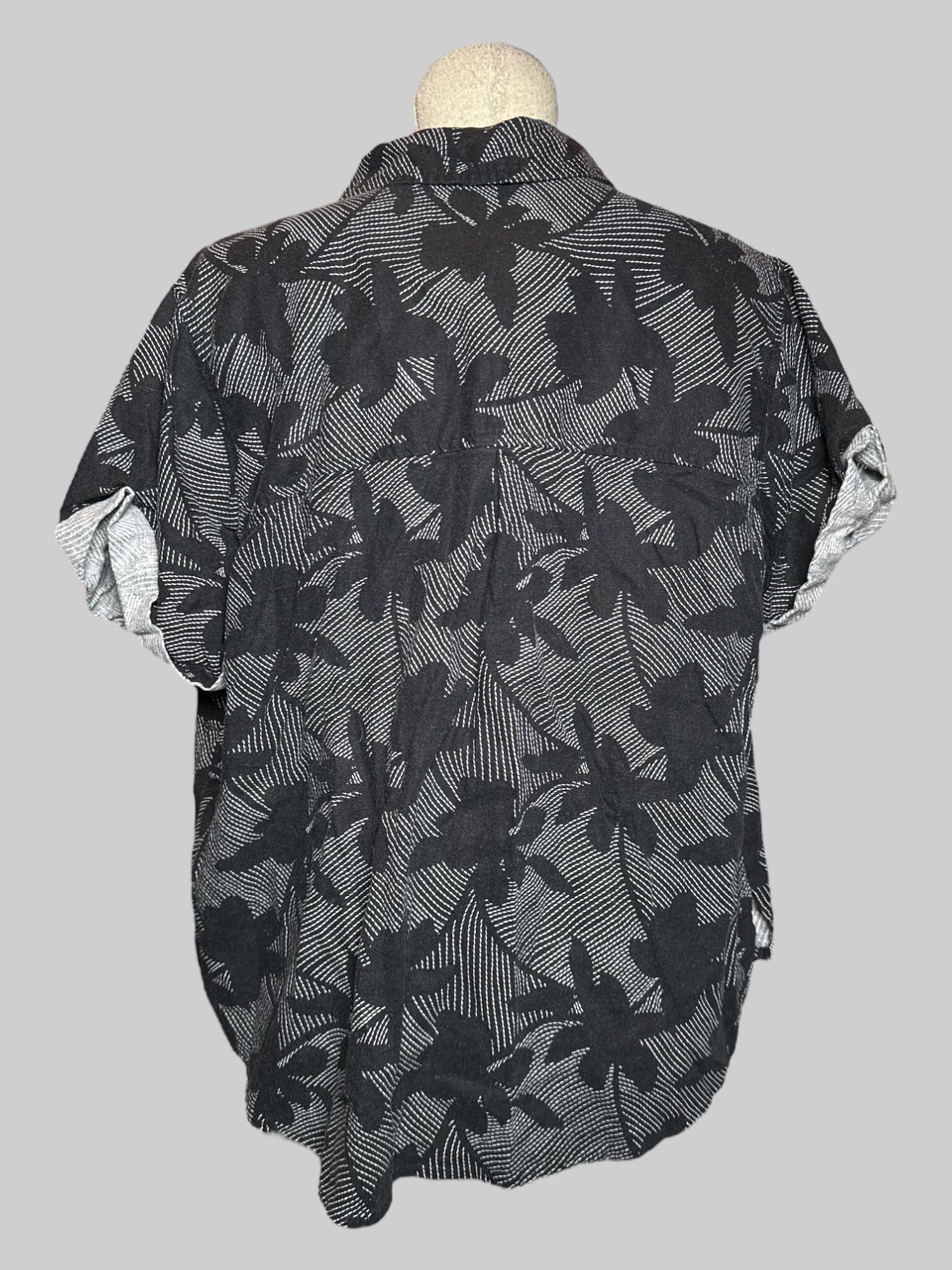 XL Universal Thread black and white botanical print v neck button up