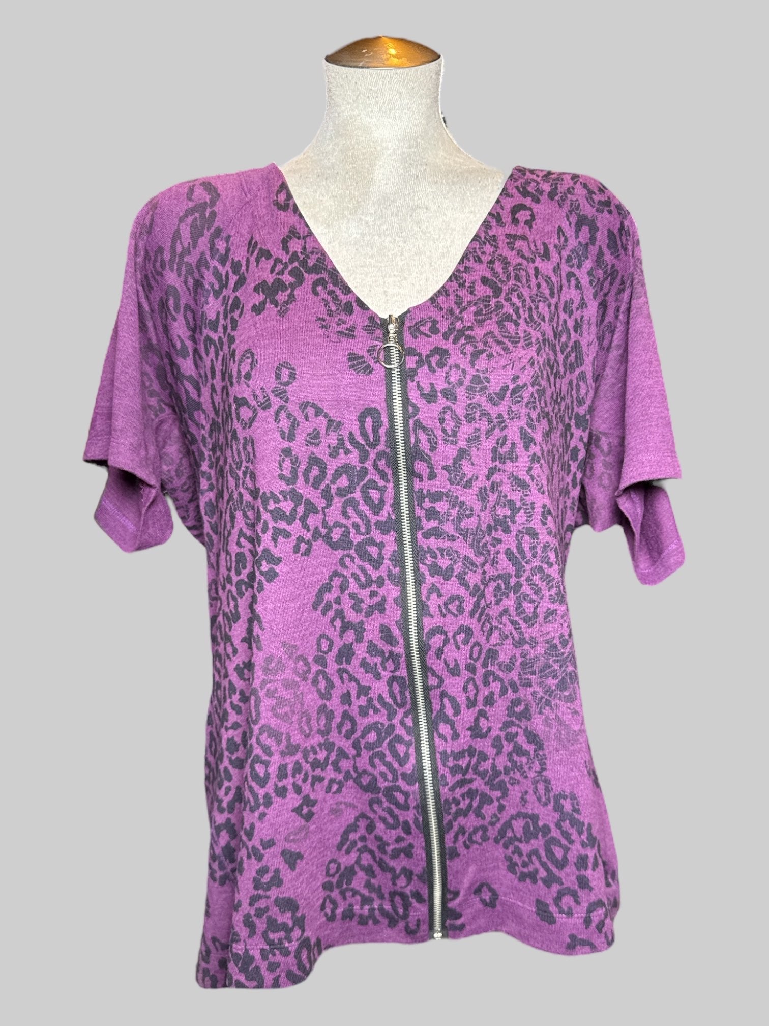 4X Torrid vintage purple leopard print zip up short sleeve top