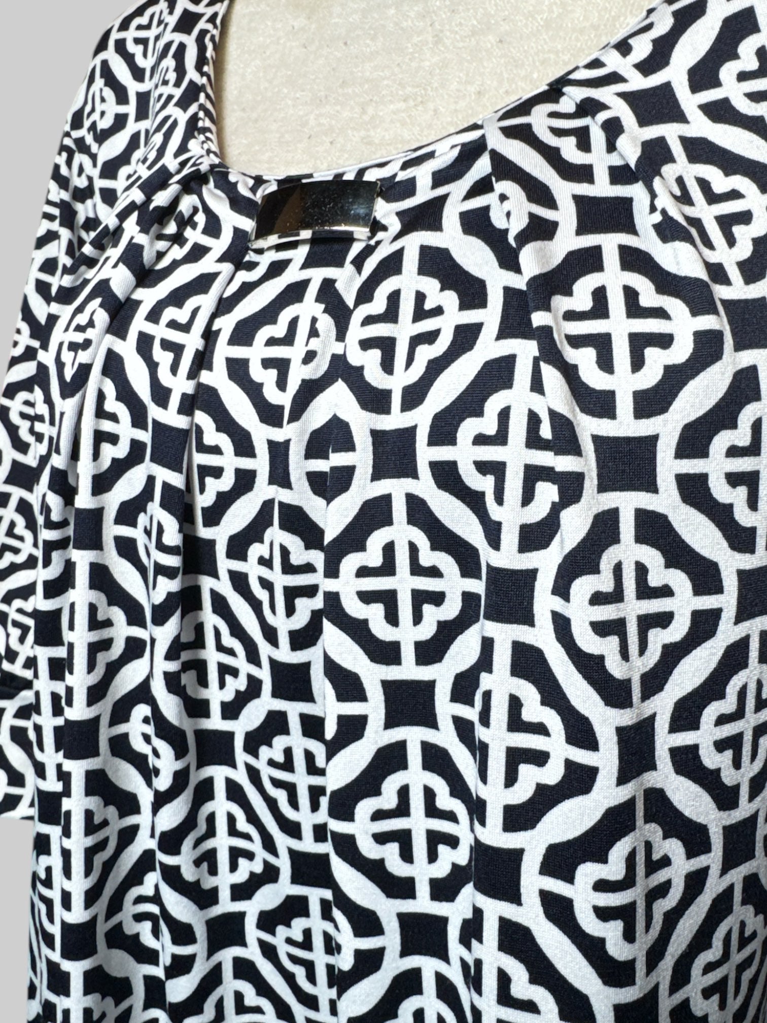 6X Notations blue and white geometric pattern short sleeve blouse