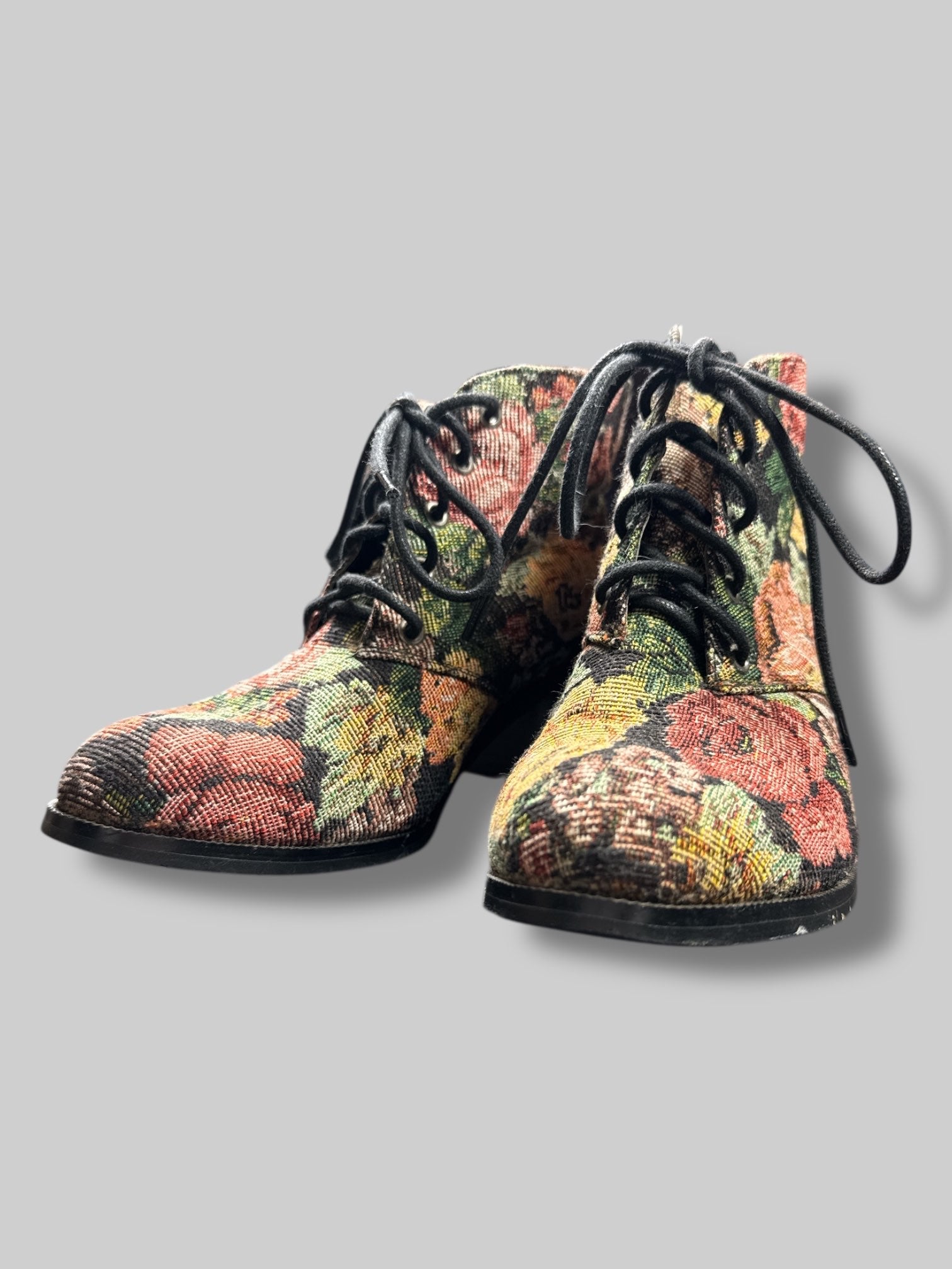 Size 6.5 Diba floral upholstery pattern 2’ heel boots with black laces